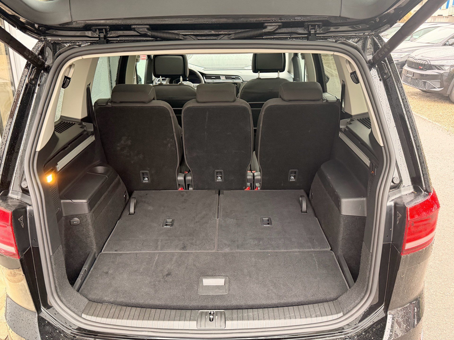 VW Touran 2.0 TDI Highline R-line *** BLACK STYLE MIT TOPAUSSTATTUNG ***-image-27