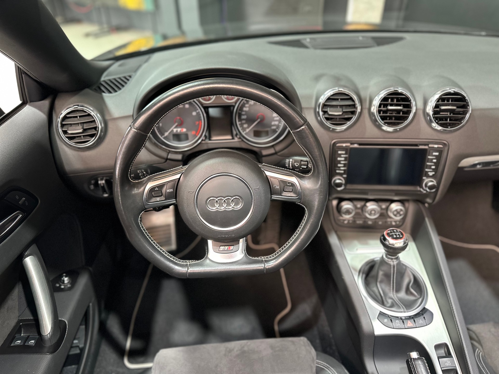 AUDI TTS Roadster 2.0 TFSI quattro-image-14