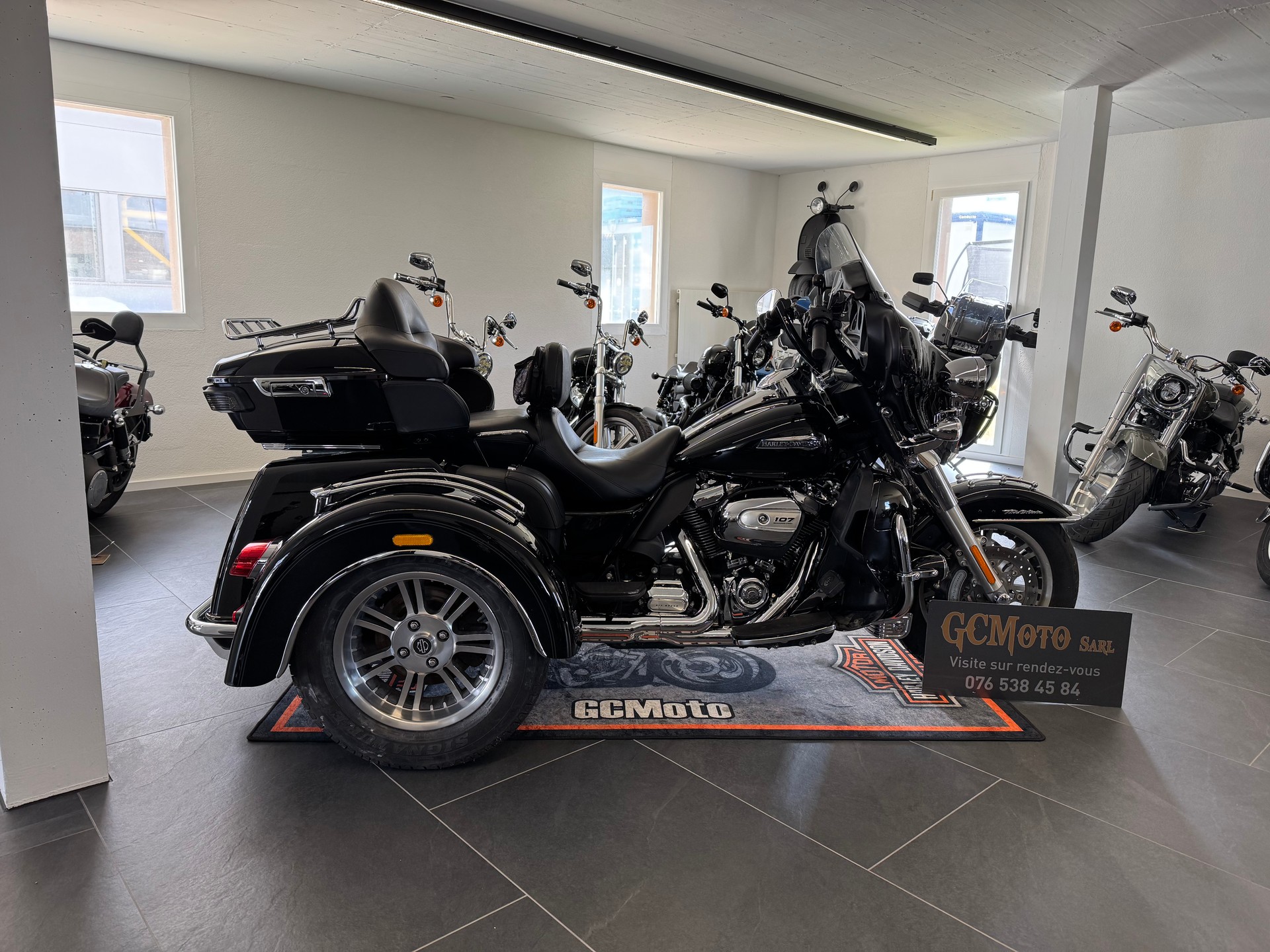 HARLEY-DAVIDSON FLHTCUTG Tri Glide Ultra-image-2