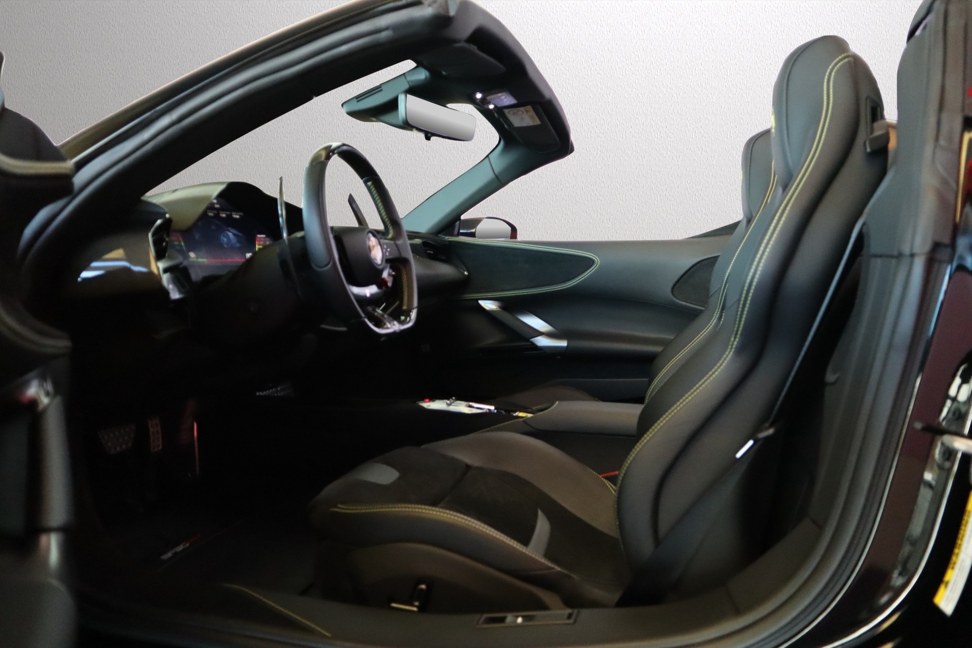 FERRARI SF90 Spider-showroom-element-3