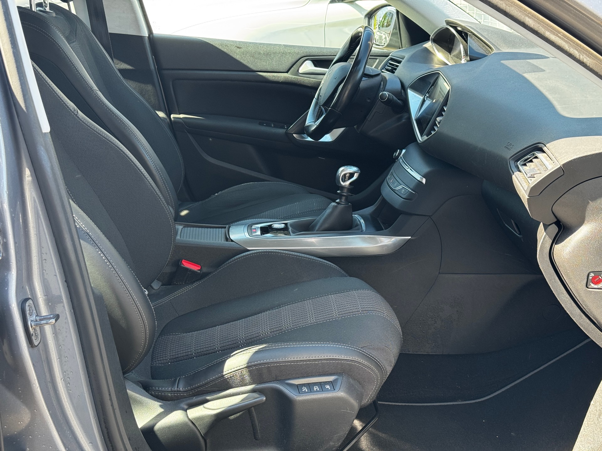 PEUGEOT 308 SW 1.2 Pure Tech Allure-image-9