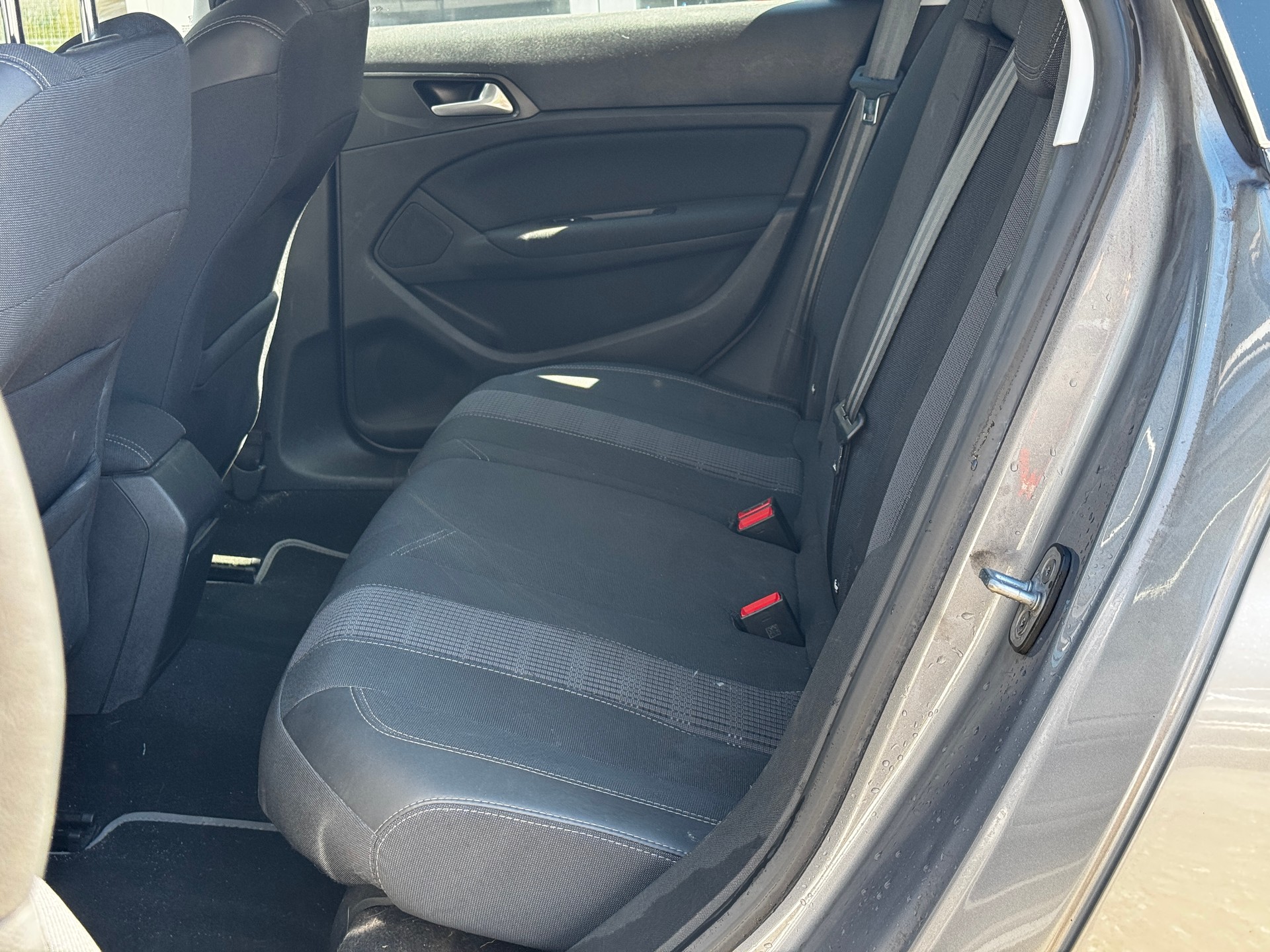 PEUGEOT 308 SW 1.2 Pure Tech Allure-image-6