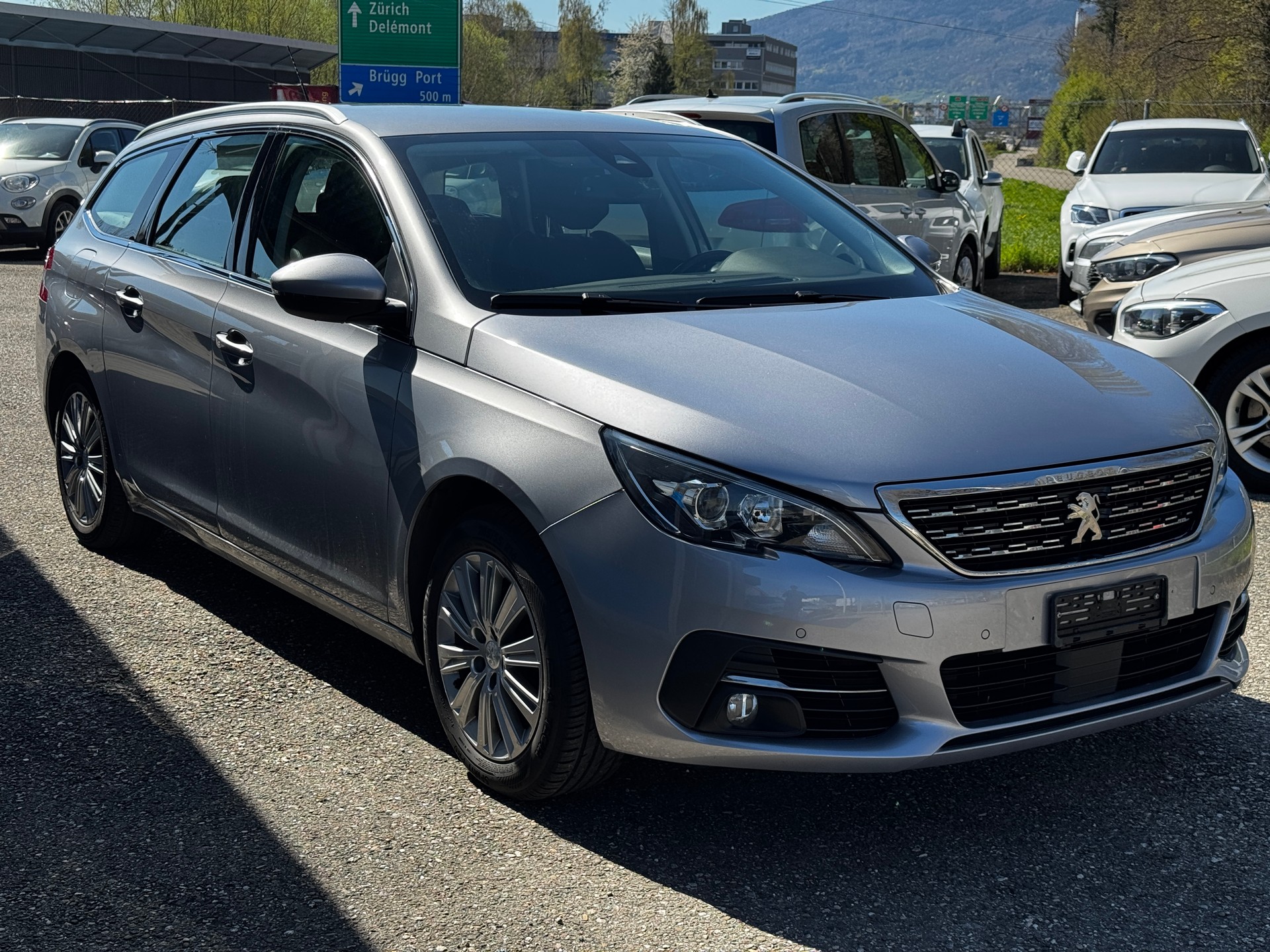 PEUGEOT 308 SW 1.2 Pure Tech Allure-image-2