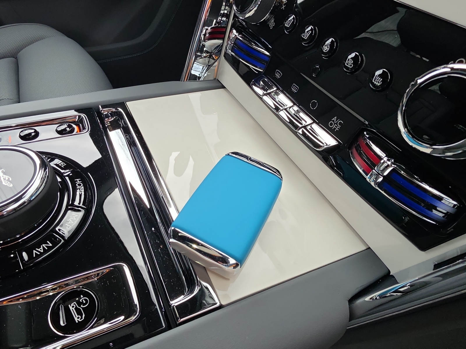 ROLLS-ROYCE Cullinan Serie II - Silver Badge - Vorführwagen-image-15