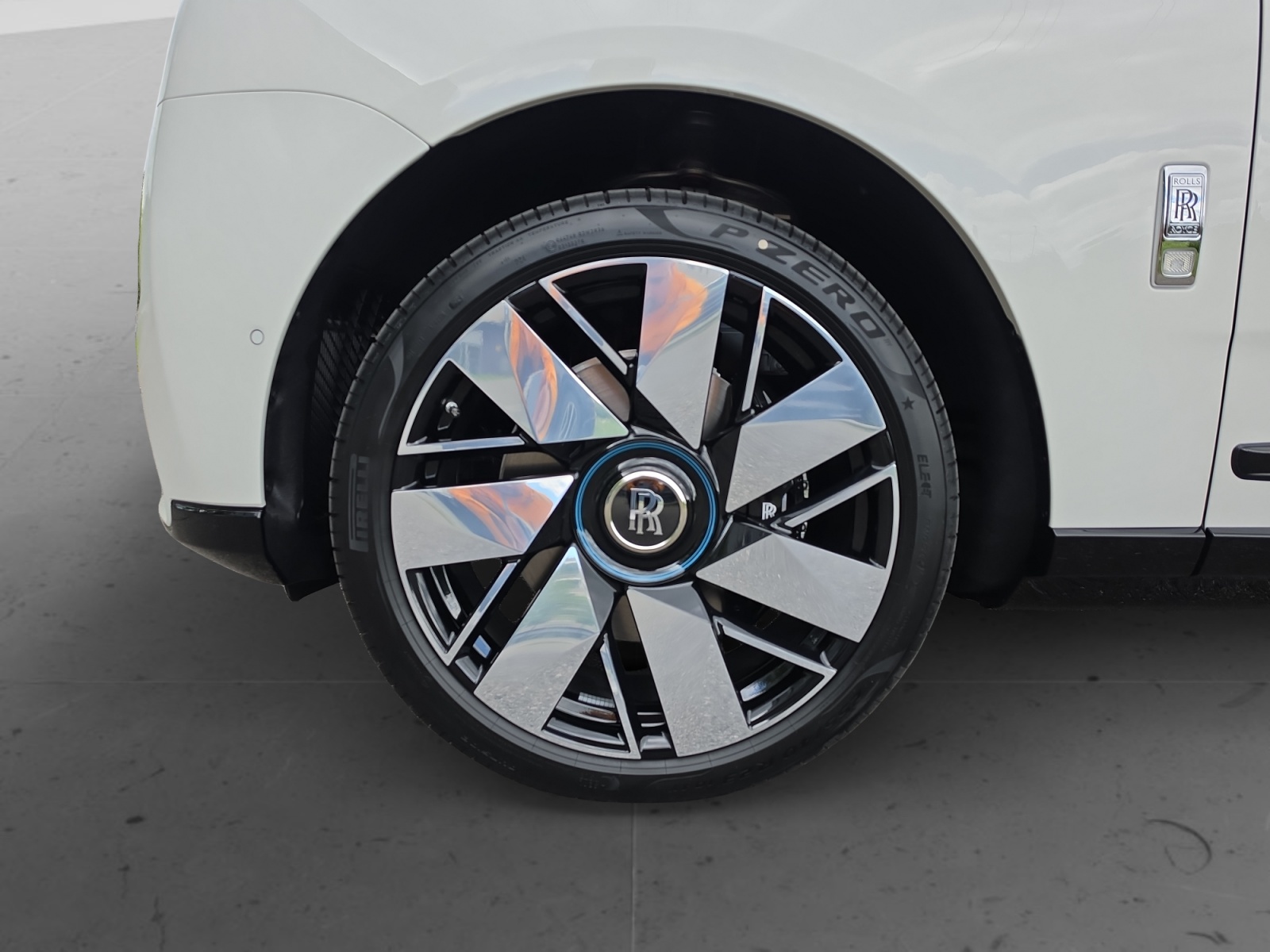 ROLLS-ROYCE Cullinan Serie II - Silver Badge - Vorführwagen-image-5