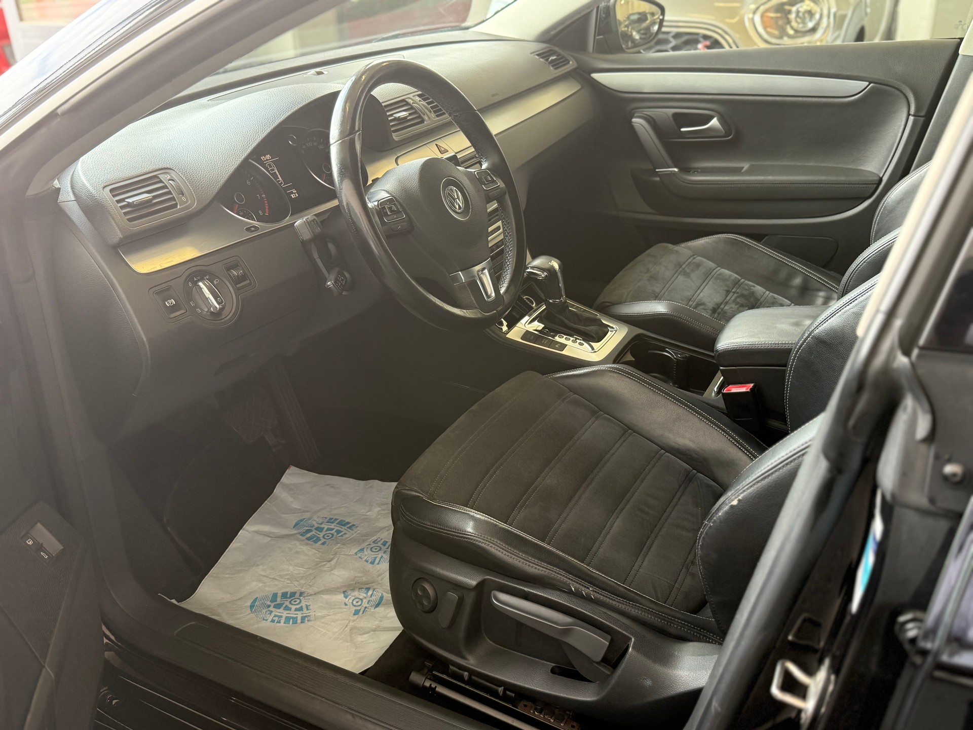 VW Passat CC 3.6 V6 FSI 4Motion-image-6