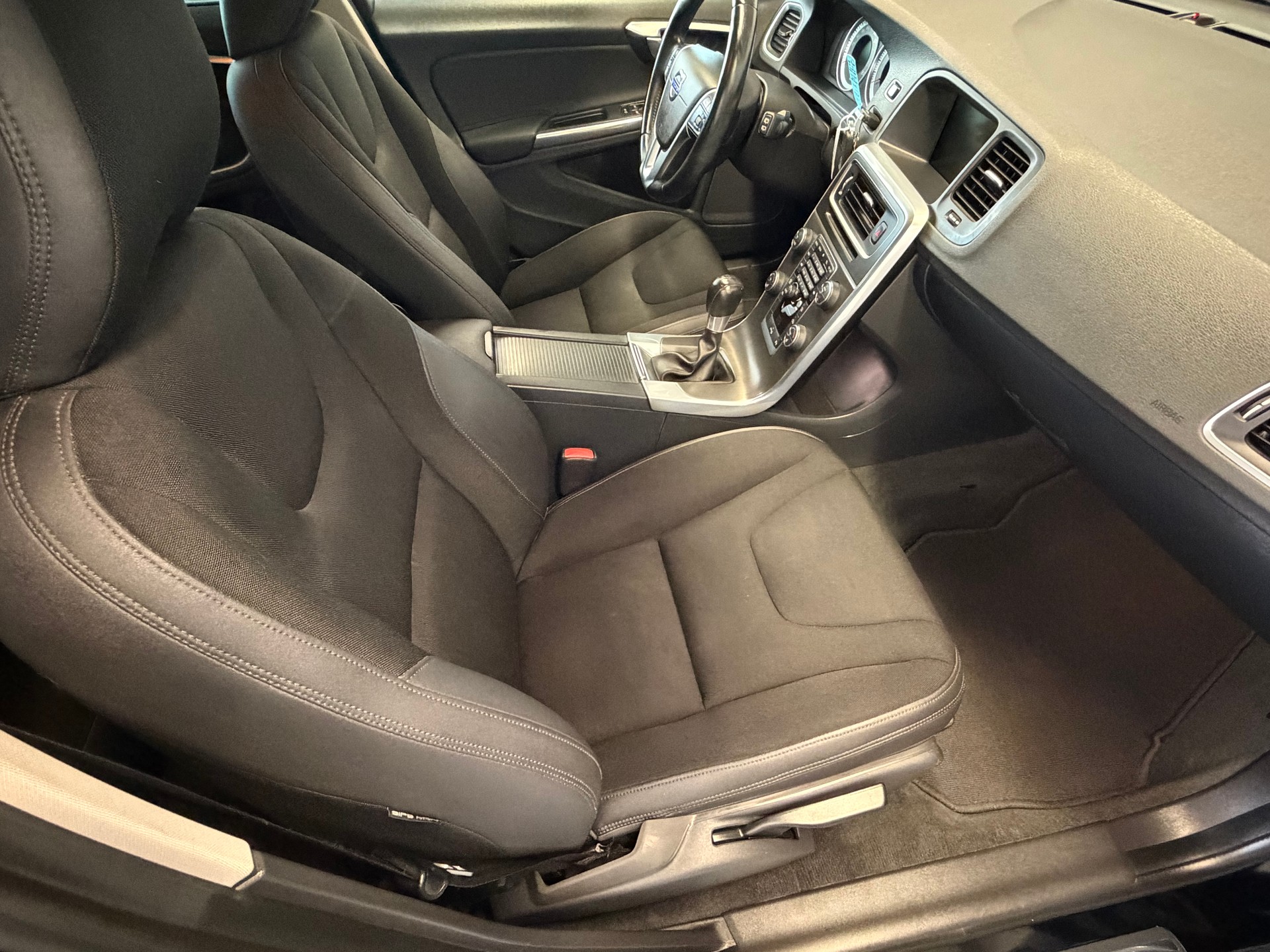 VOLVO V60 D3 Geartronic-image-11