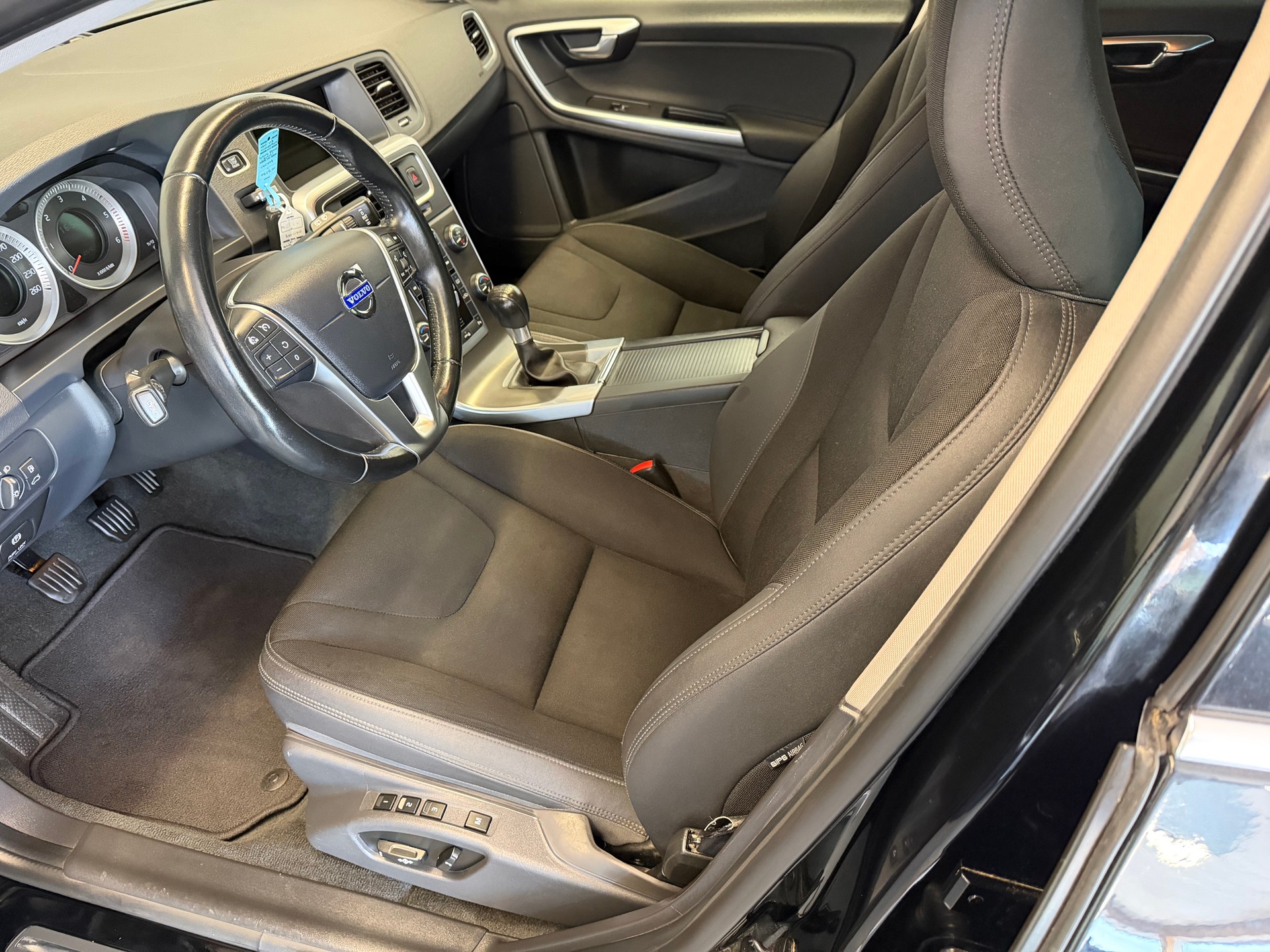 VOLVO V60 D3 Geartronic-image-9
