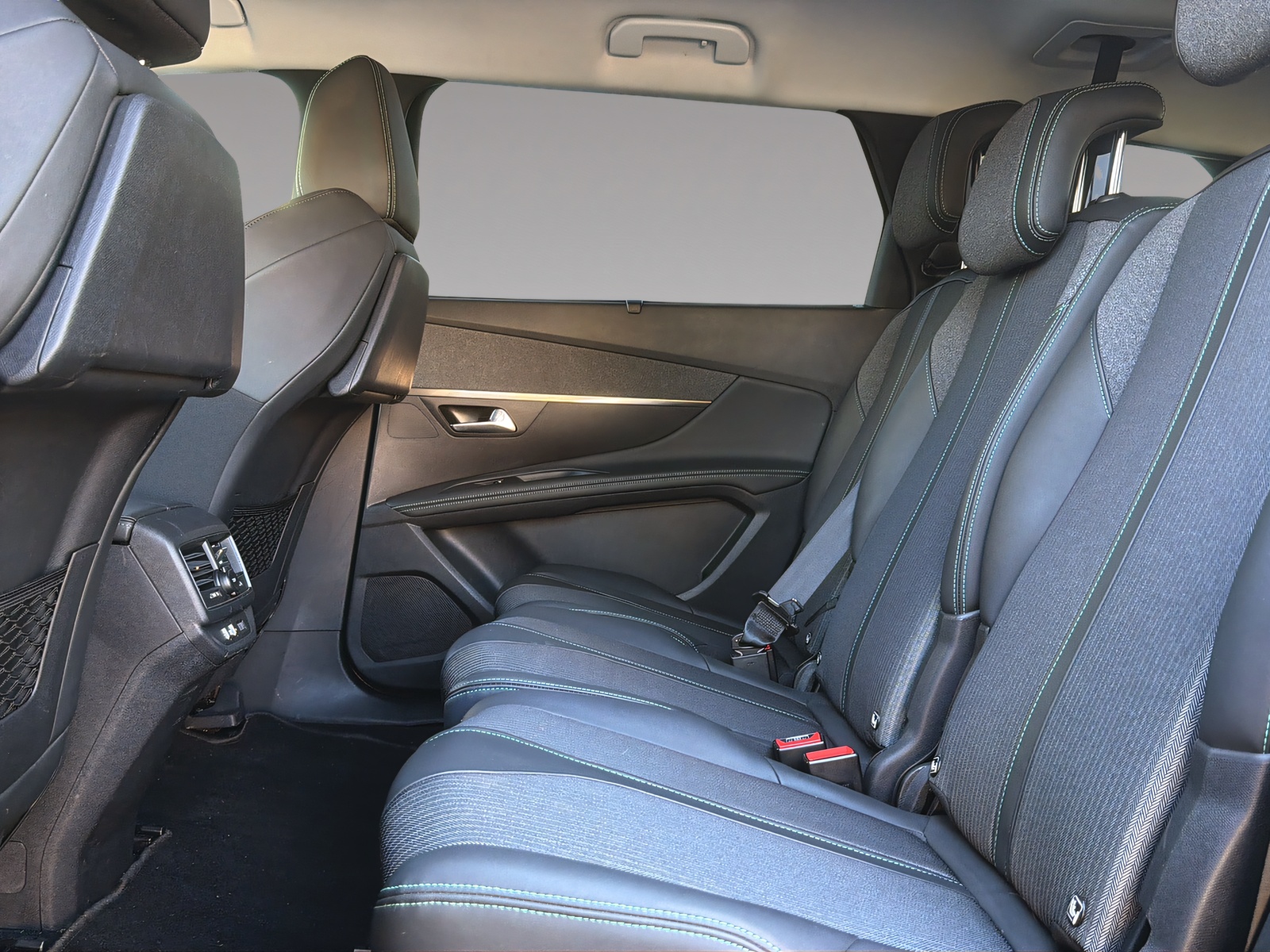 PEUGEOT 5008 1.2 Pure Tech Allure Pack EAT8-image-15