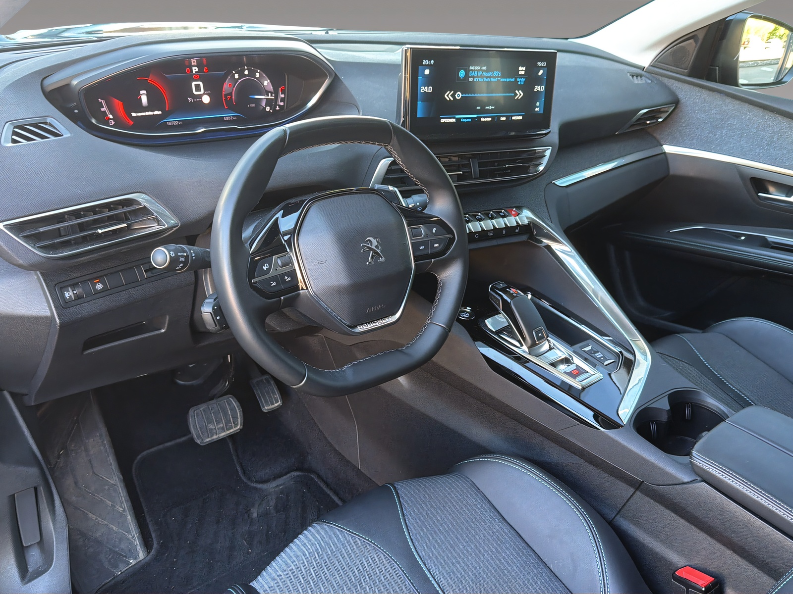 PEUGEOT 5008 1.2 Pure Tech Allure Pack EAT8-image-7