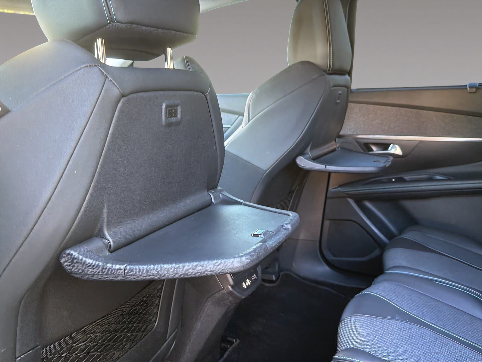 PEUGEOT 5008 1.2 Pure Tech Allure Pack EAT8-image-16
