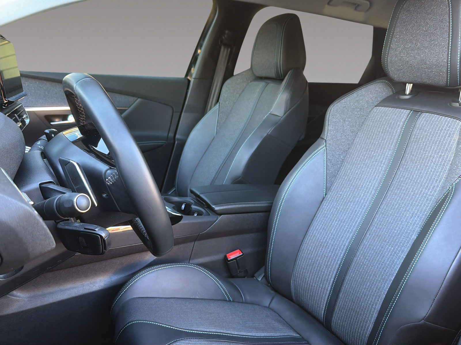 PEUGEOT 5008 1.2 Pure Tech Allure Pack EAT8-image-6