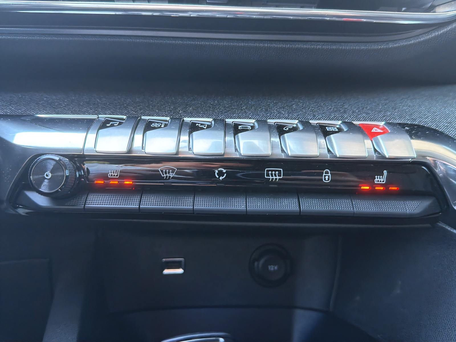 PEUGEOT 5008 1.2 Pure Tech Allure Pack EAT8-image-13