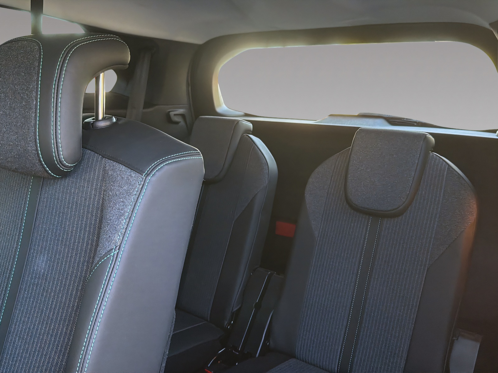 PEUGEOT 5008 1.2 Pure Tech Allure Pack EAT8-image-17