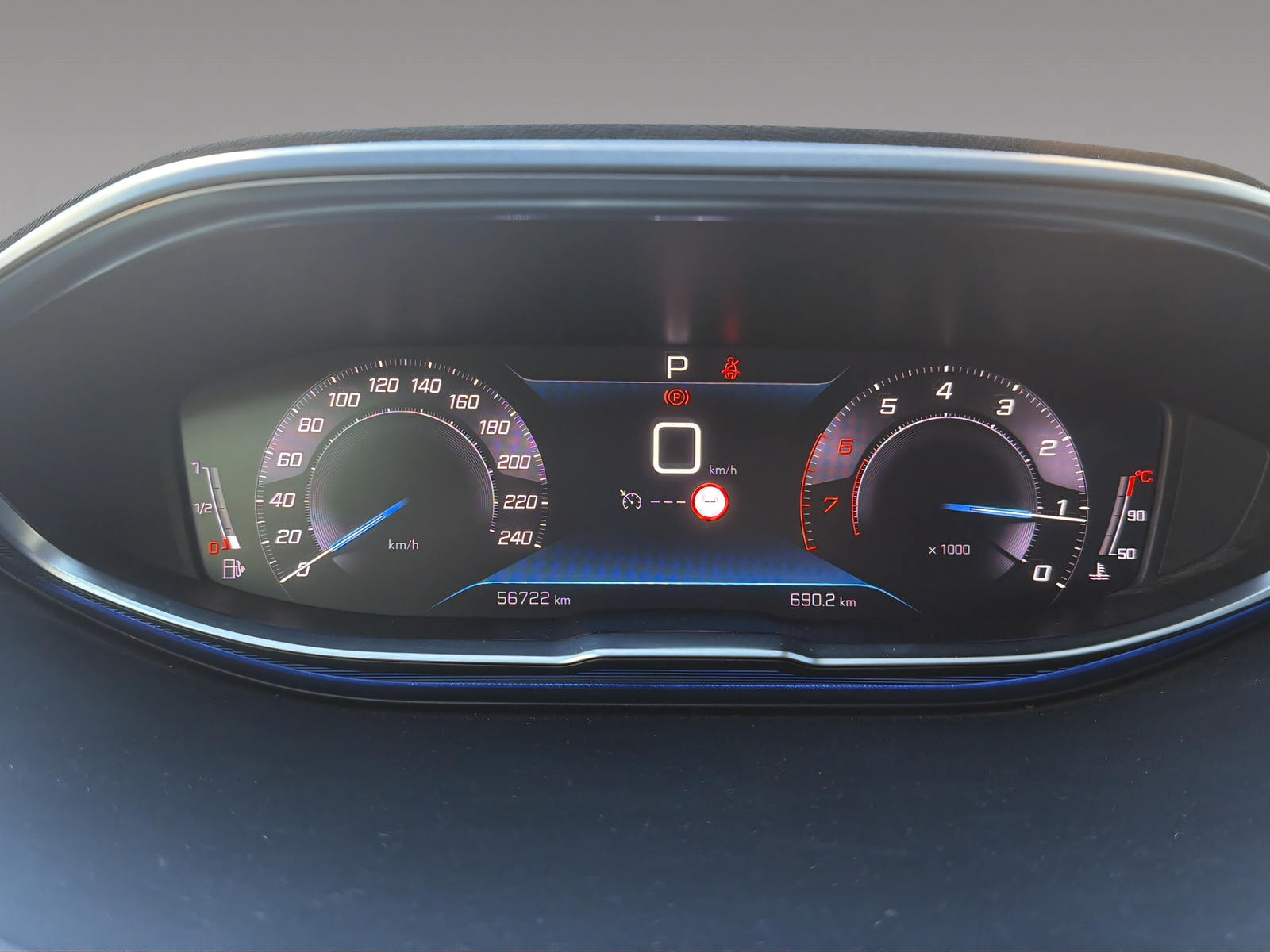 PEUGEOT 5008 1.2 Pure Tech Allure Pack EAT8-image-9