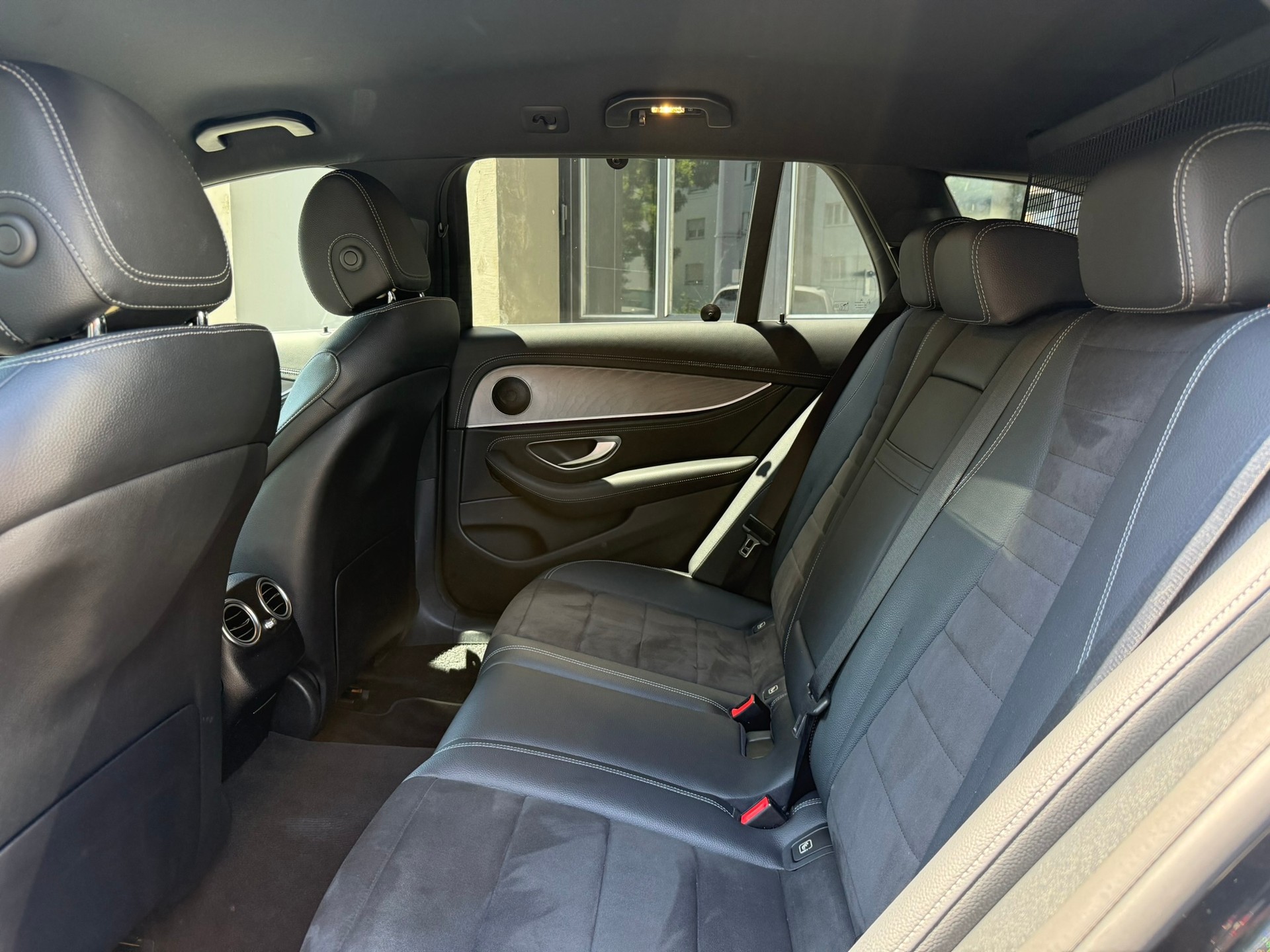MERCEDES-BENZ E 220 d AMG Line 4matic Kombi-image-9