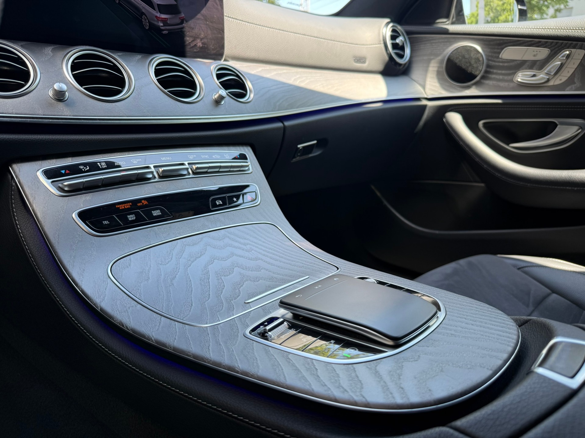 MERCEDES-BENZ E 220 d AMG Line 4matic Kombi-image-21