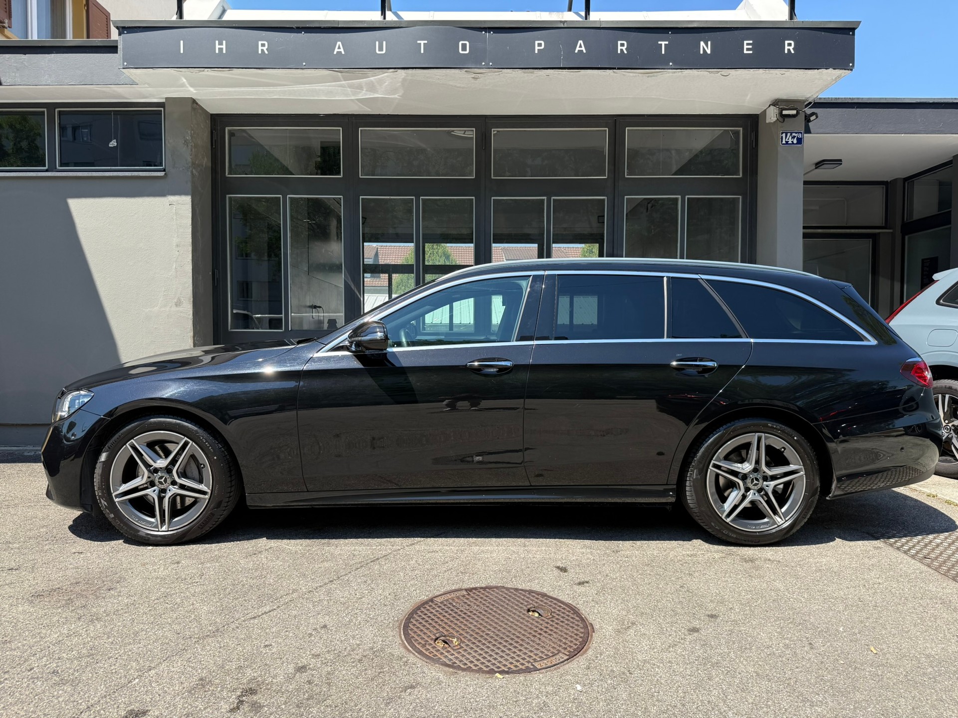 MERCEDES-BENZ E 220 d AMG Line 4matic Kombi-showroom-element-2