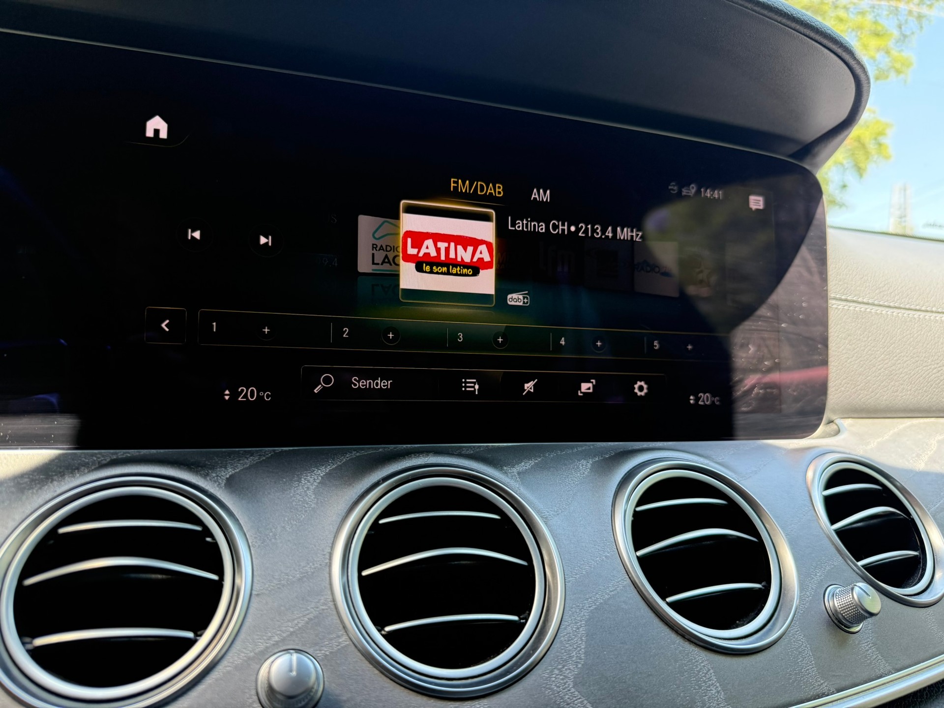 MERCEDES-BENZ E 220 d AMG Line 4matic Kombi-image-15