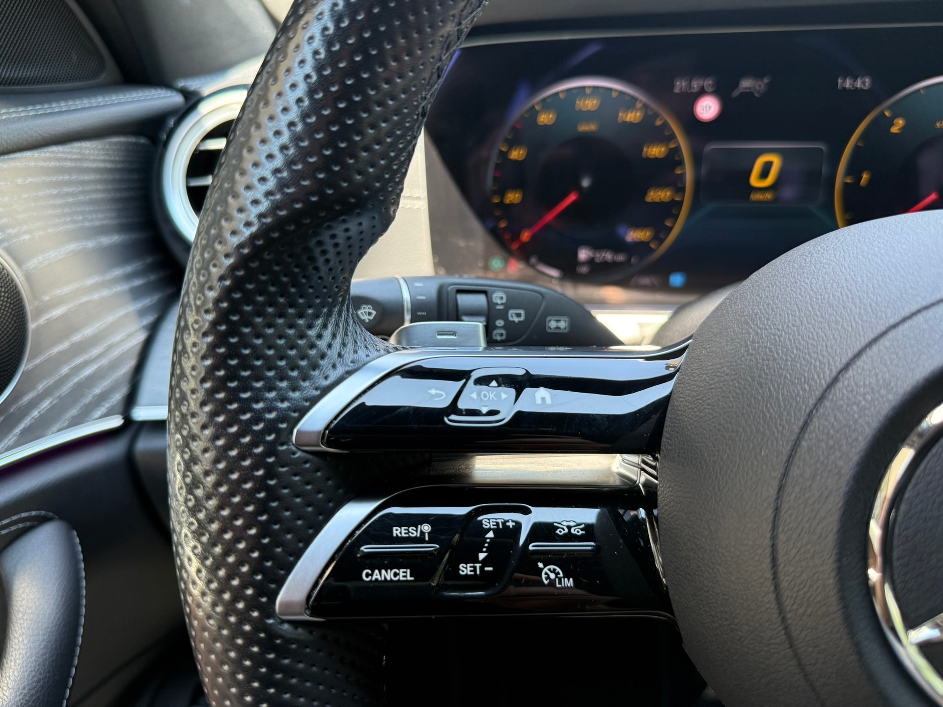 MERCEDES-BENZ E 220 d AMG Line 4matic Kombi-image-11