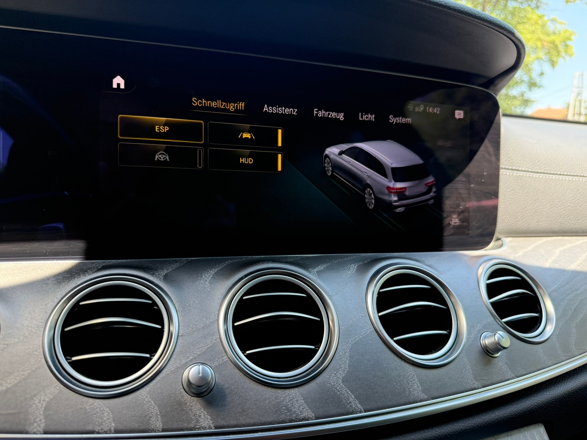 MERCEDES-BENZ E 220 d AMG Line 4matic Kombi-image-16