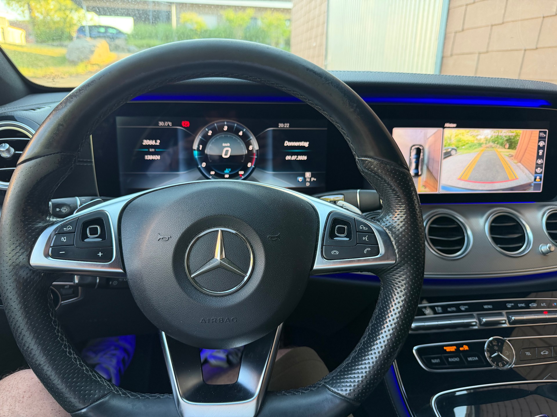 MERCEDES-BENZ E 220 d AMG Line 9G-Tronic-image-12