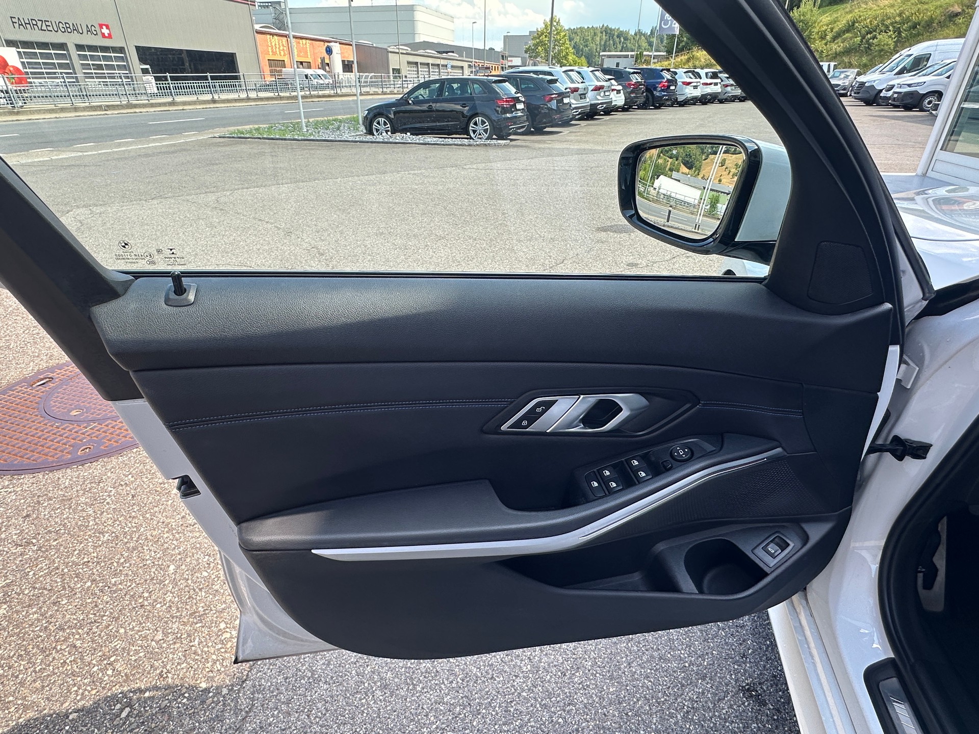 BMW 330i Touring xDrive Steptronic M Sport-image-12