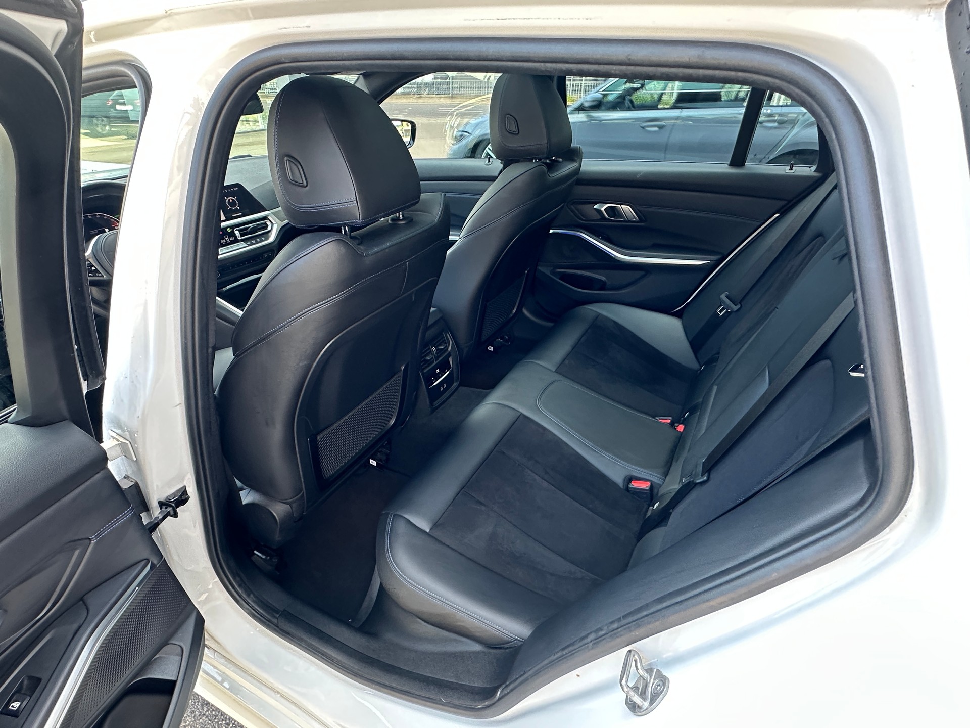 BMW 330i Touring xDrive Steptronic M Sport-image-13