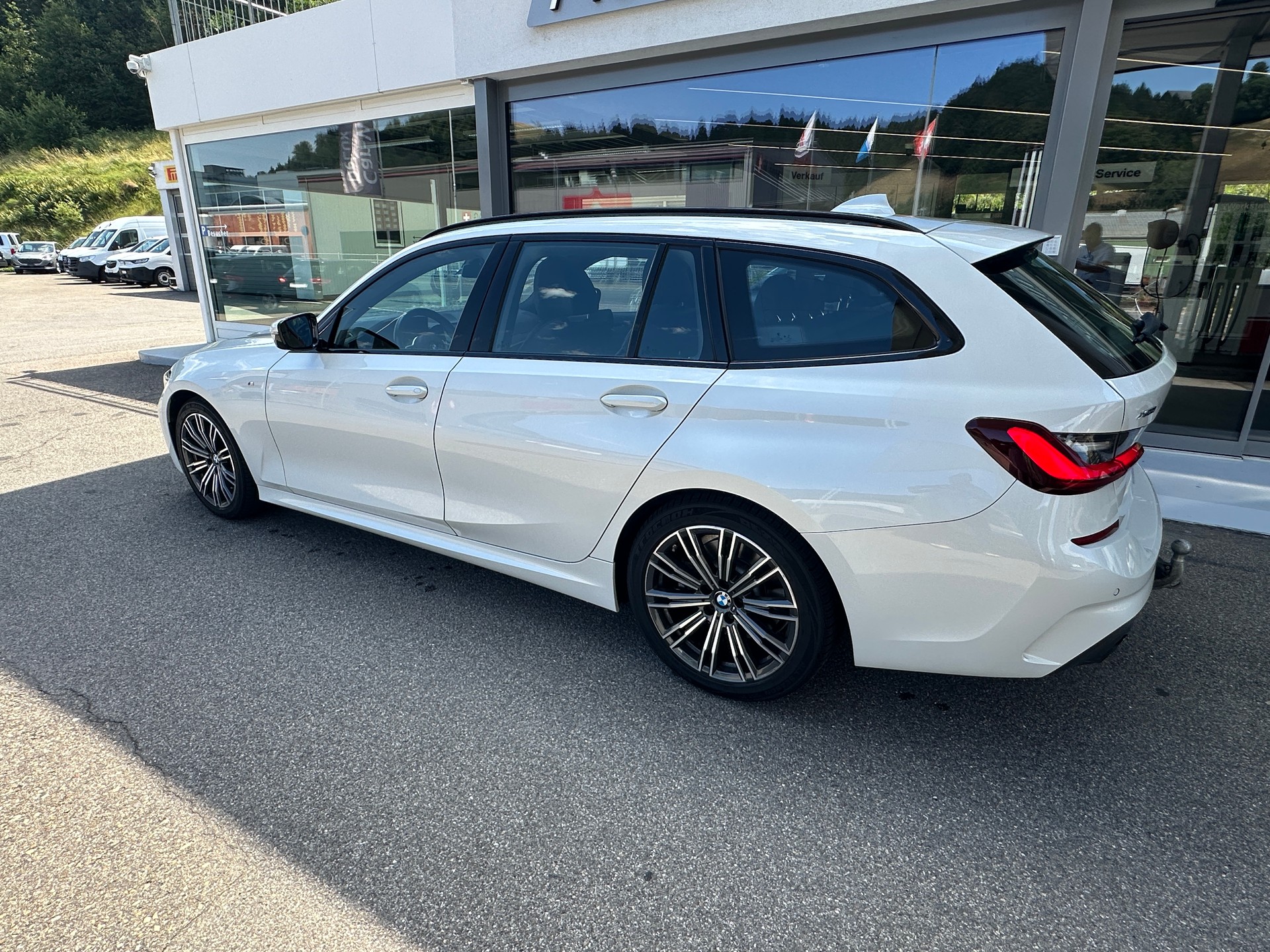 BMW 330i Touring xDrive Steptronic M Sport-image-4