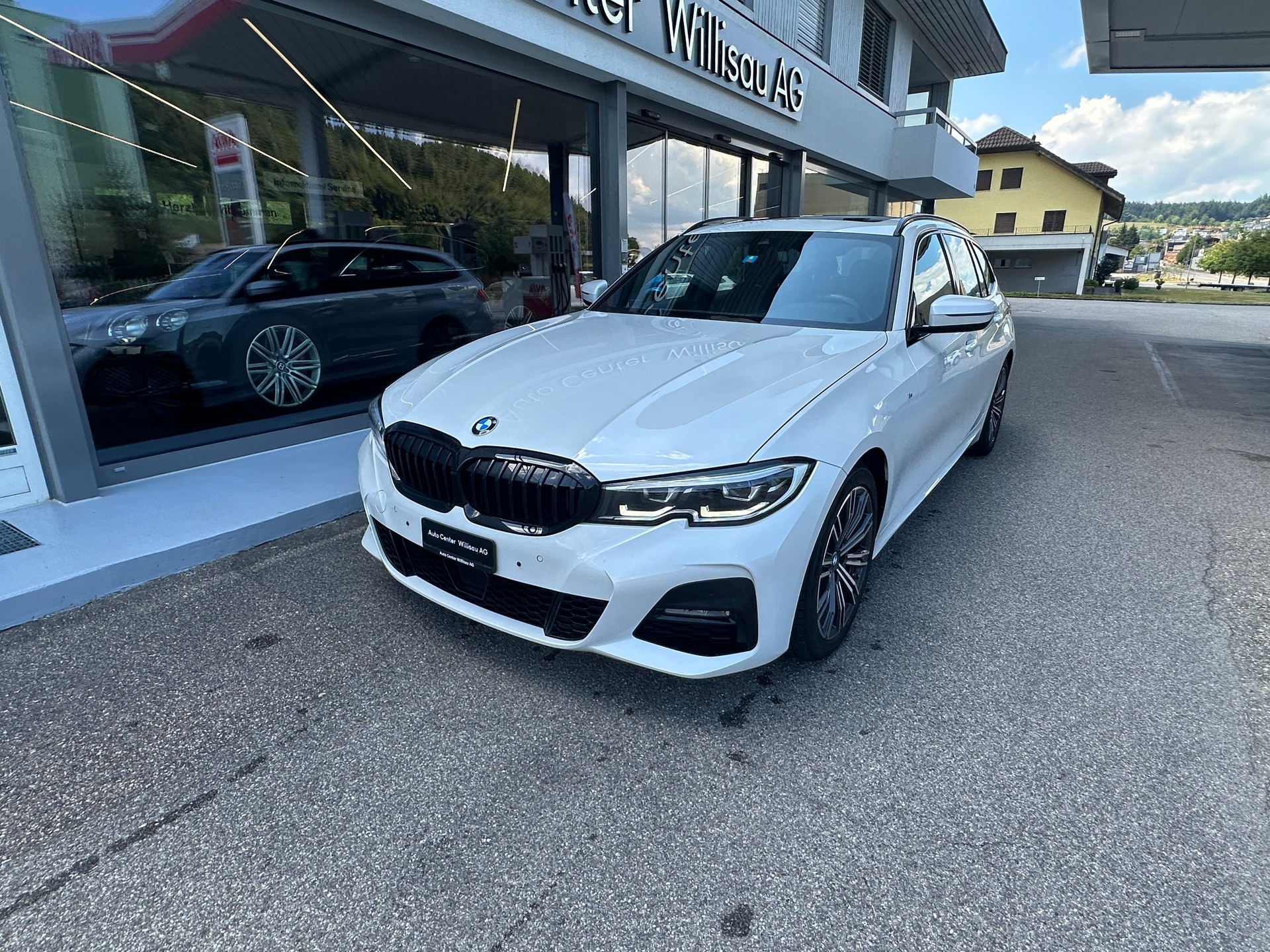 BMW 330i Touring xDrive Steptronic M Sport-showroom-element-1