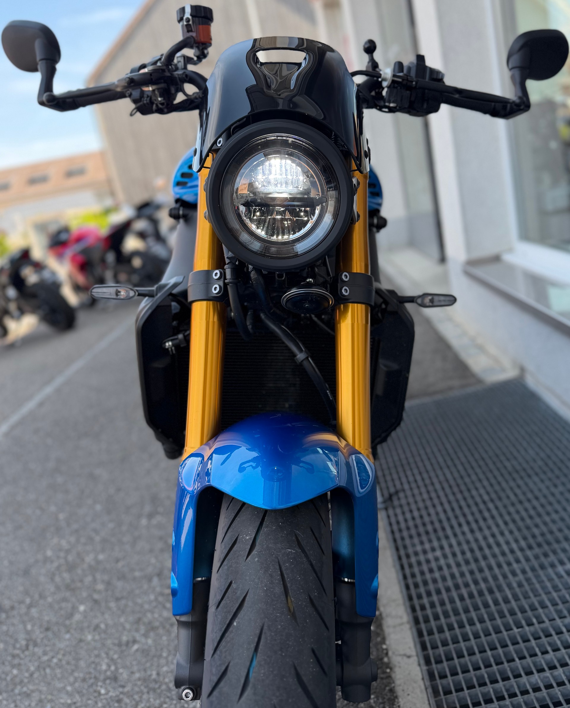 YAMAHA XSR 900-showroom-element-1