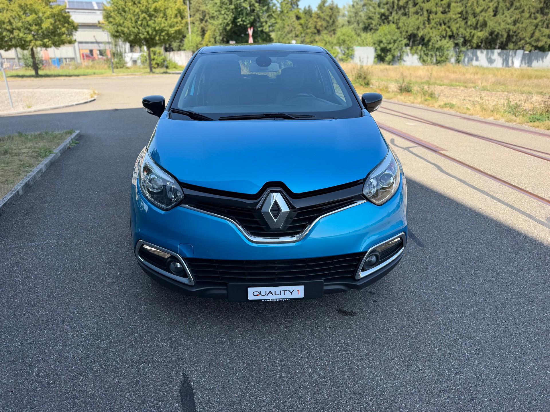 RENAULT Captur 1.2 T 16V Swiss Edition EDC-showroom-element-1