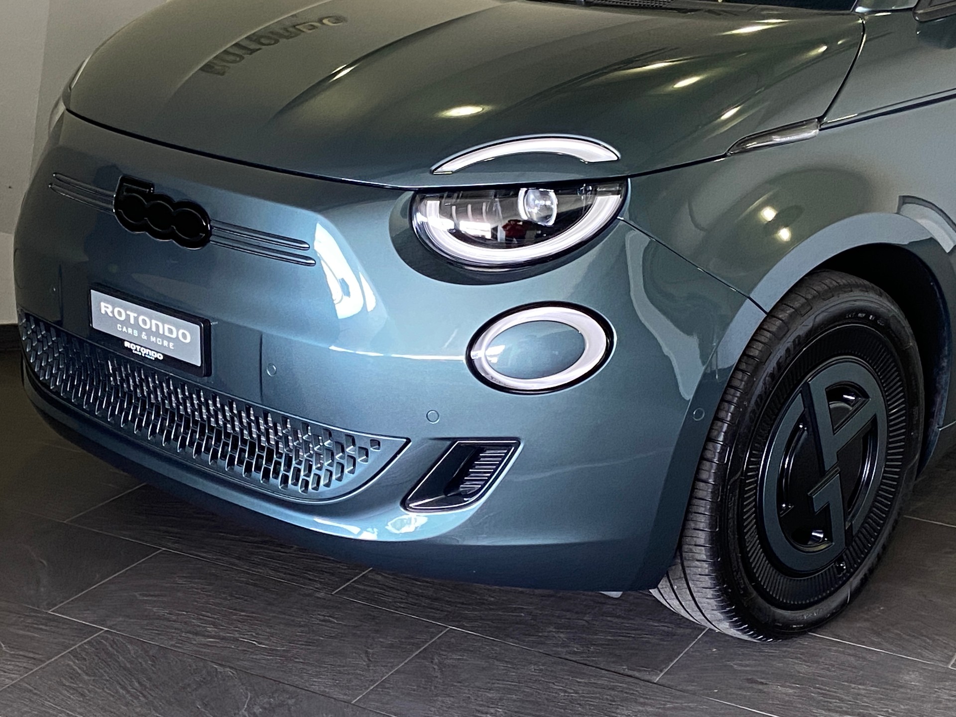 FIAT 500 electric 87 kW Giorgio Armani Collector’s Edition-showroom-element-2