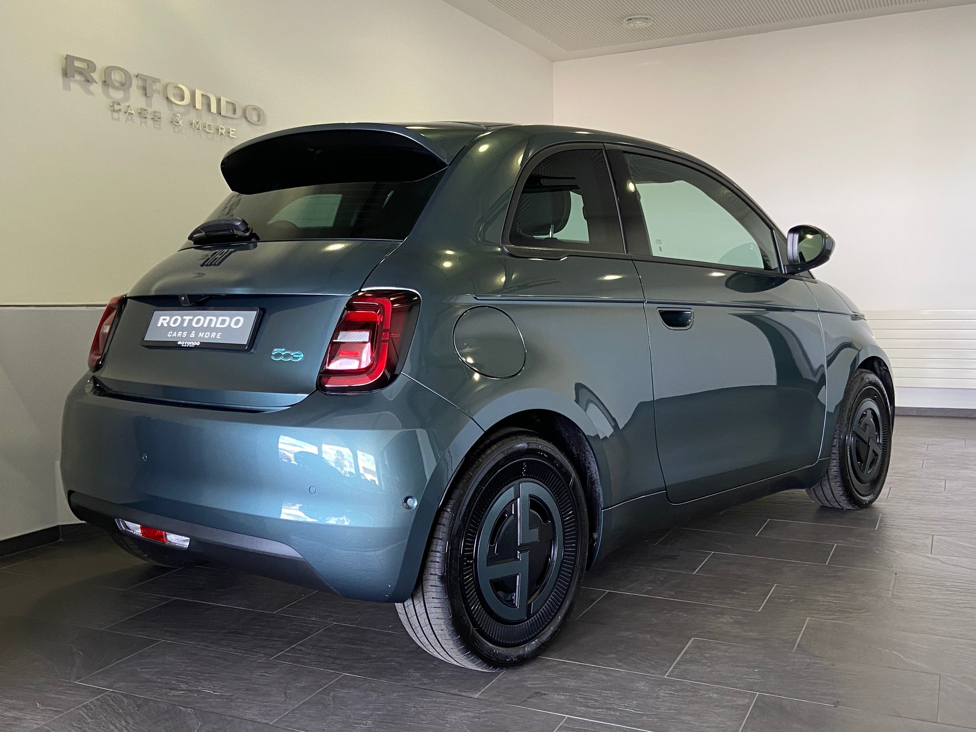 FIAT 500 electric 87 kW Giorgio Armani Collector’s Edition-showroom-element-1