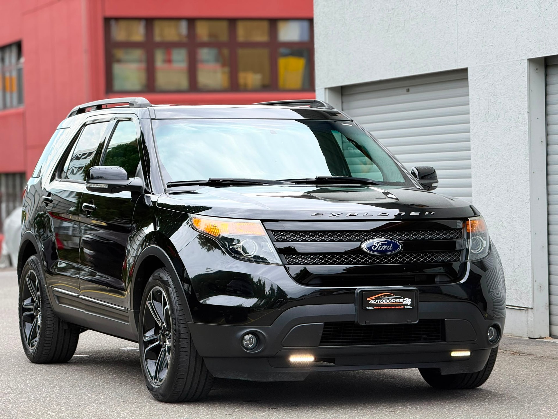 FORD EXPLORER-showroom-element-1