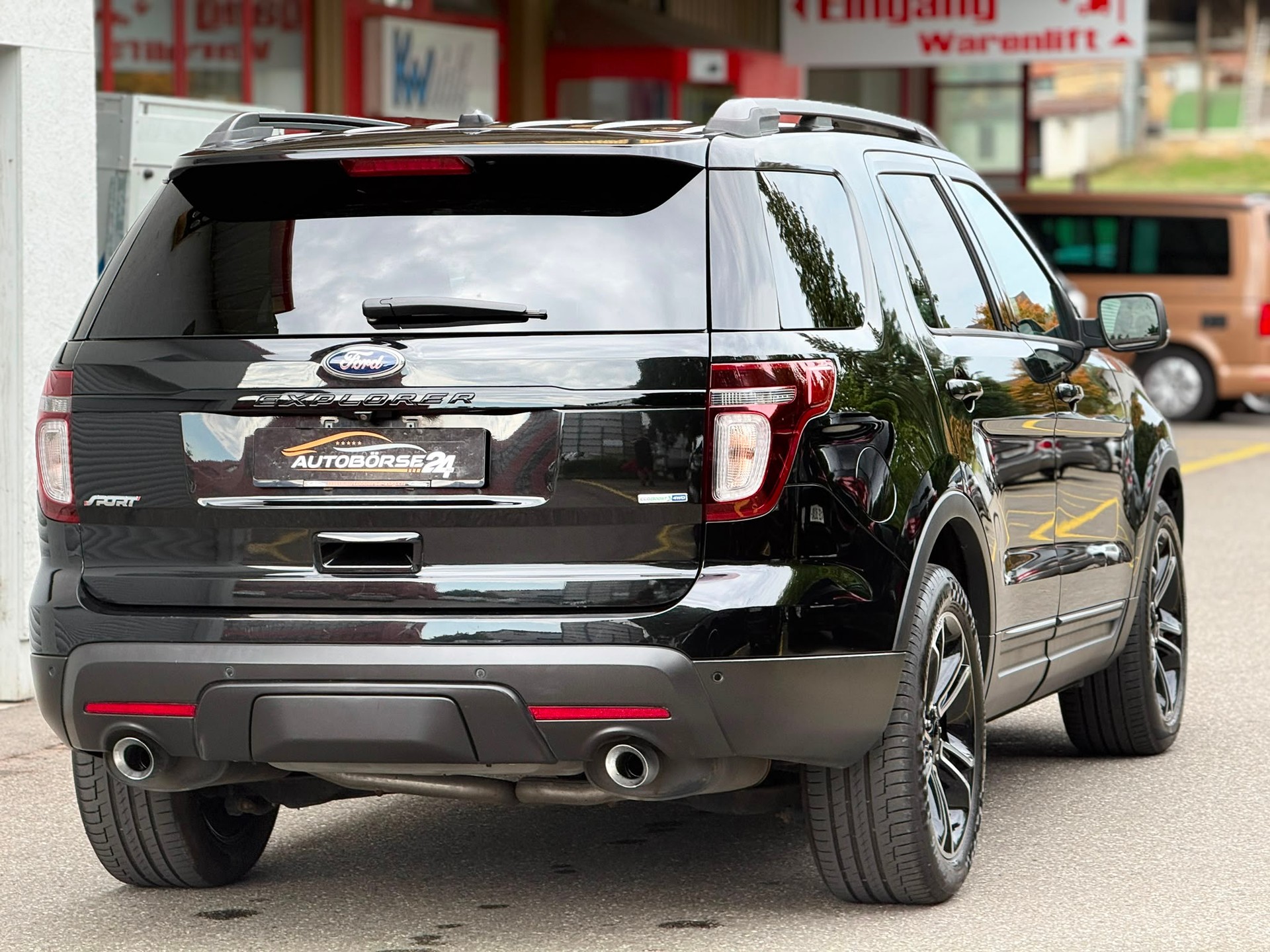 FORD EXPLORER-showroom-element-3