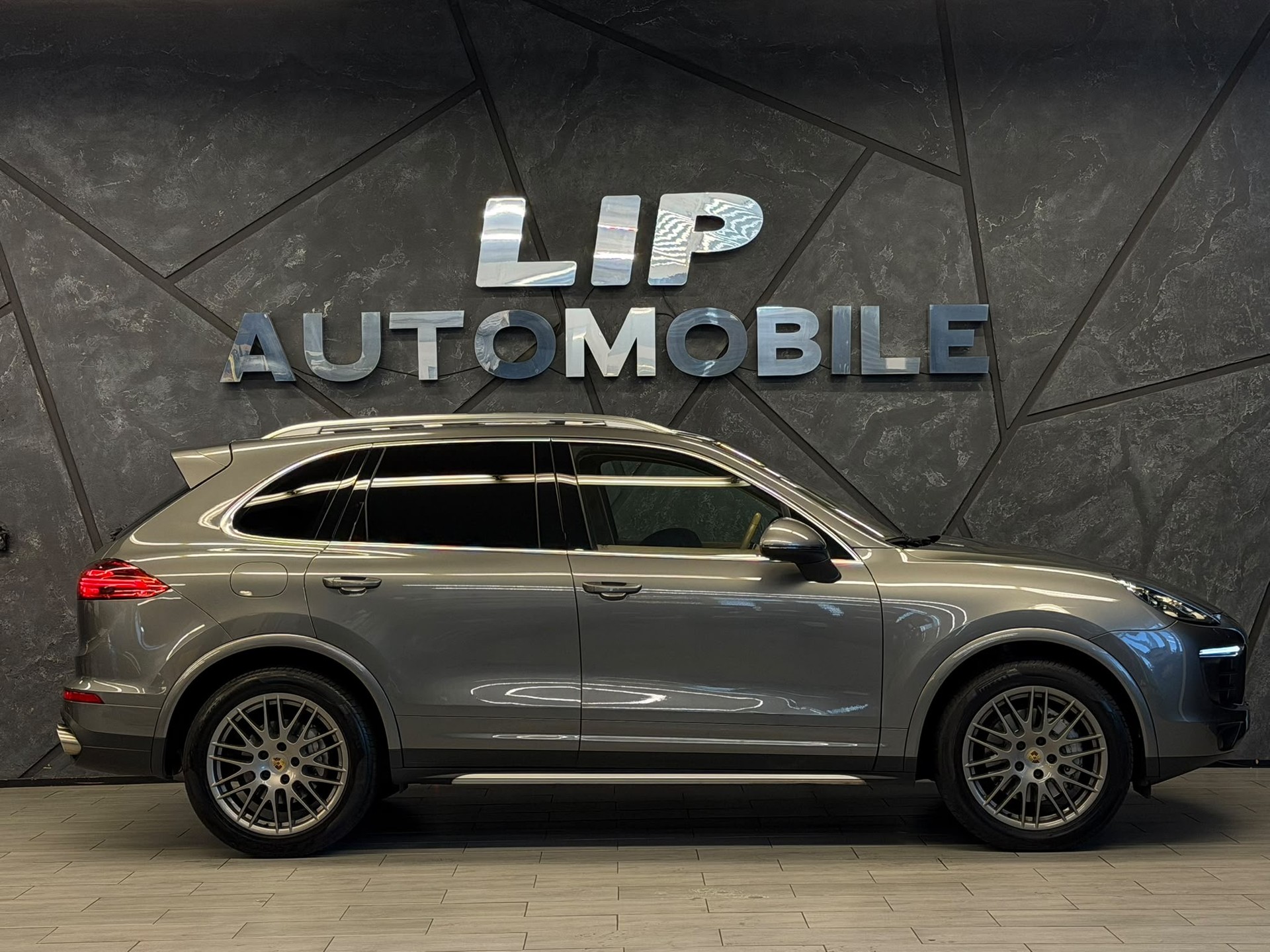 PORSCHE Cayenne S-showroom-element-3