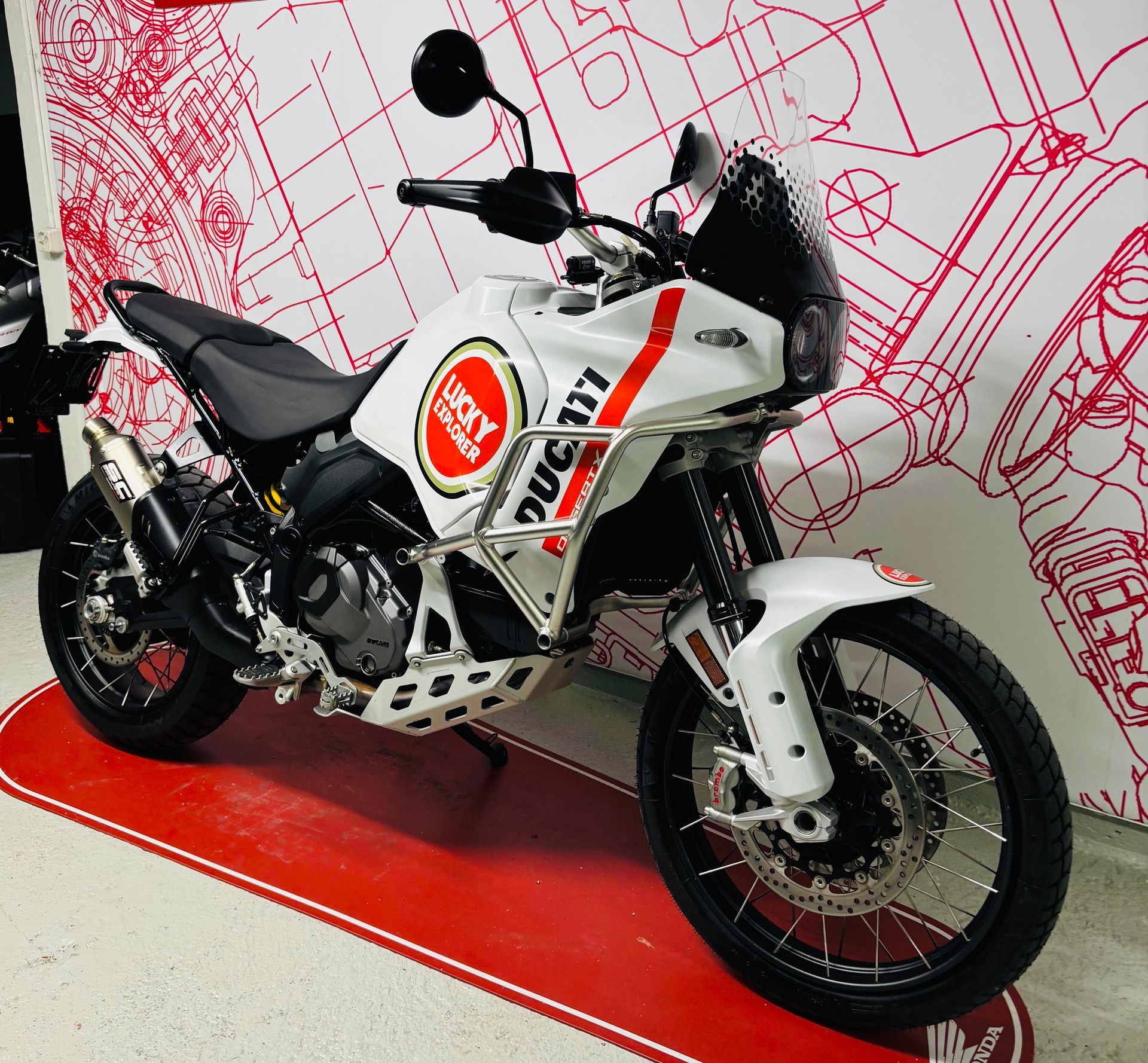 DUCATI Desert X-showroom-element-1