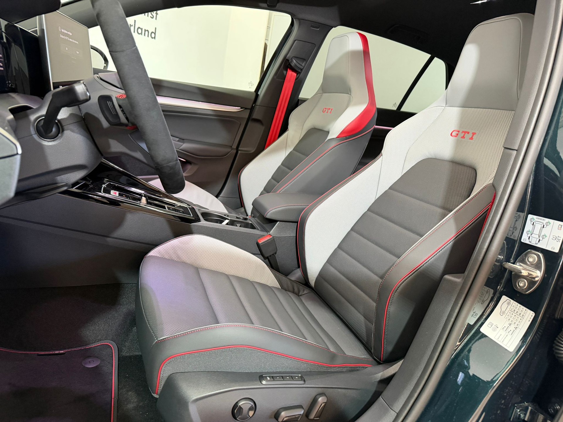 VW Golf 2.0 TSI GTI Edition 50 DSG-image-8