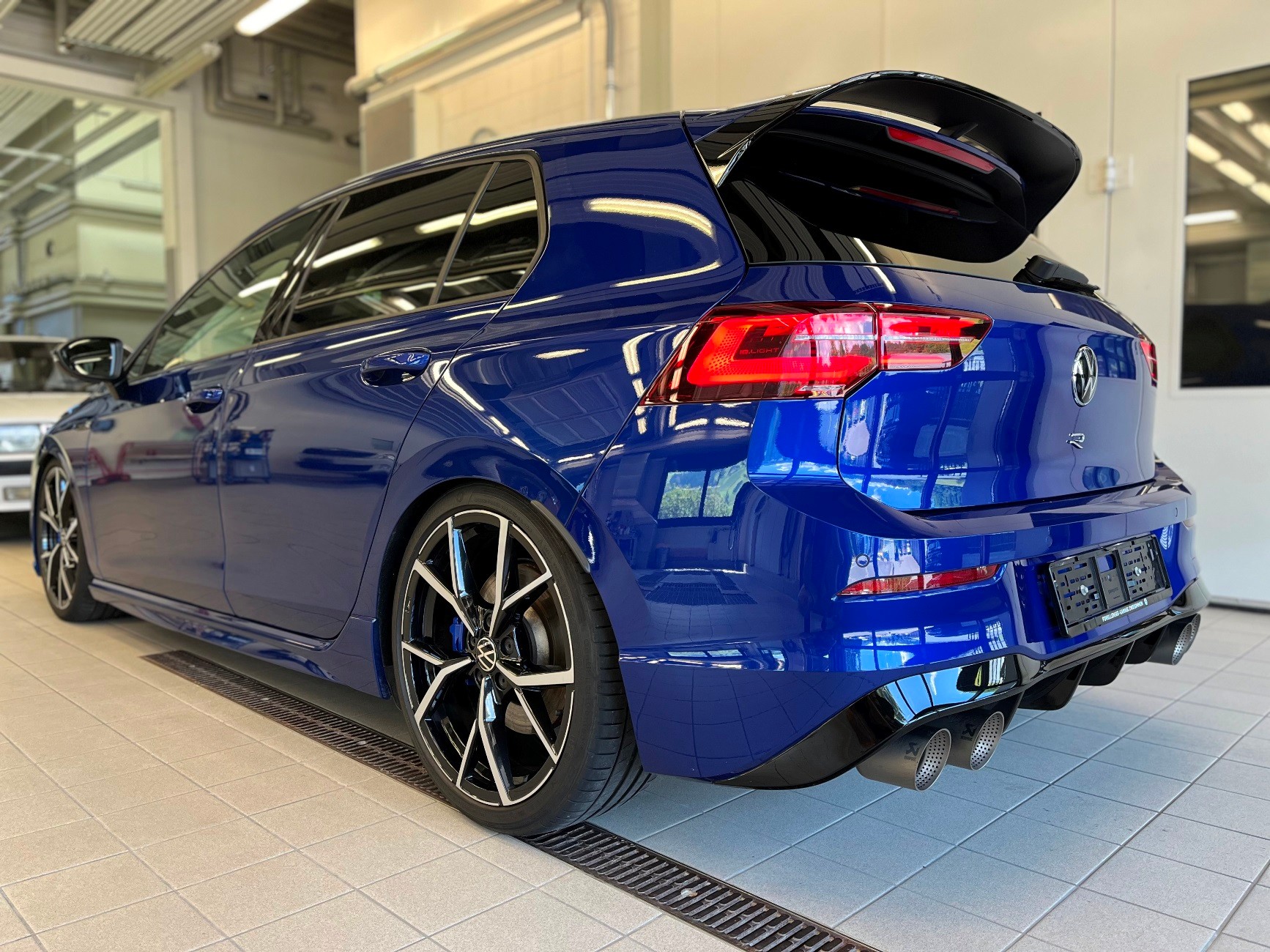 VW Golf 2.0 TSI R DSG 4Motion-image-3