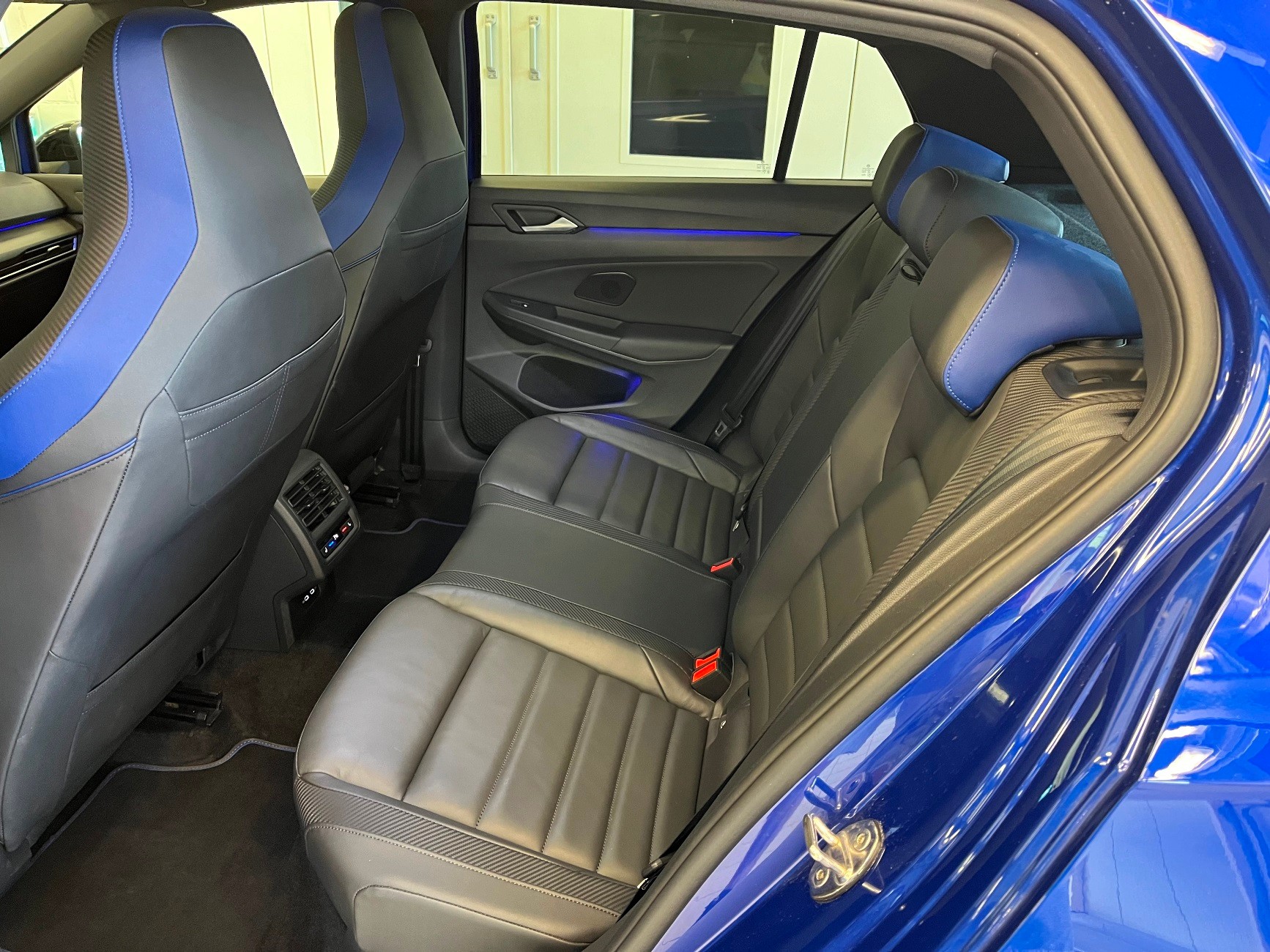 VW Golf 2.0 TSI R DSG 4Motion-image-9