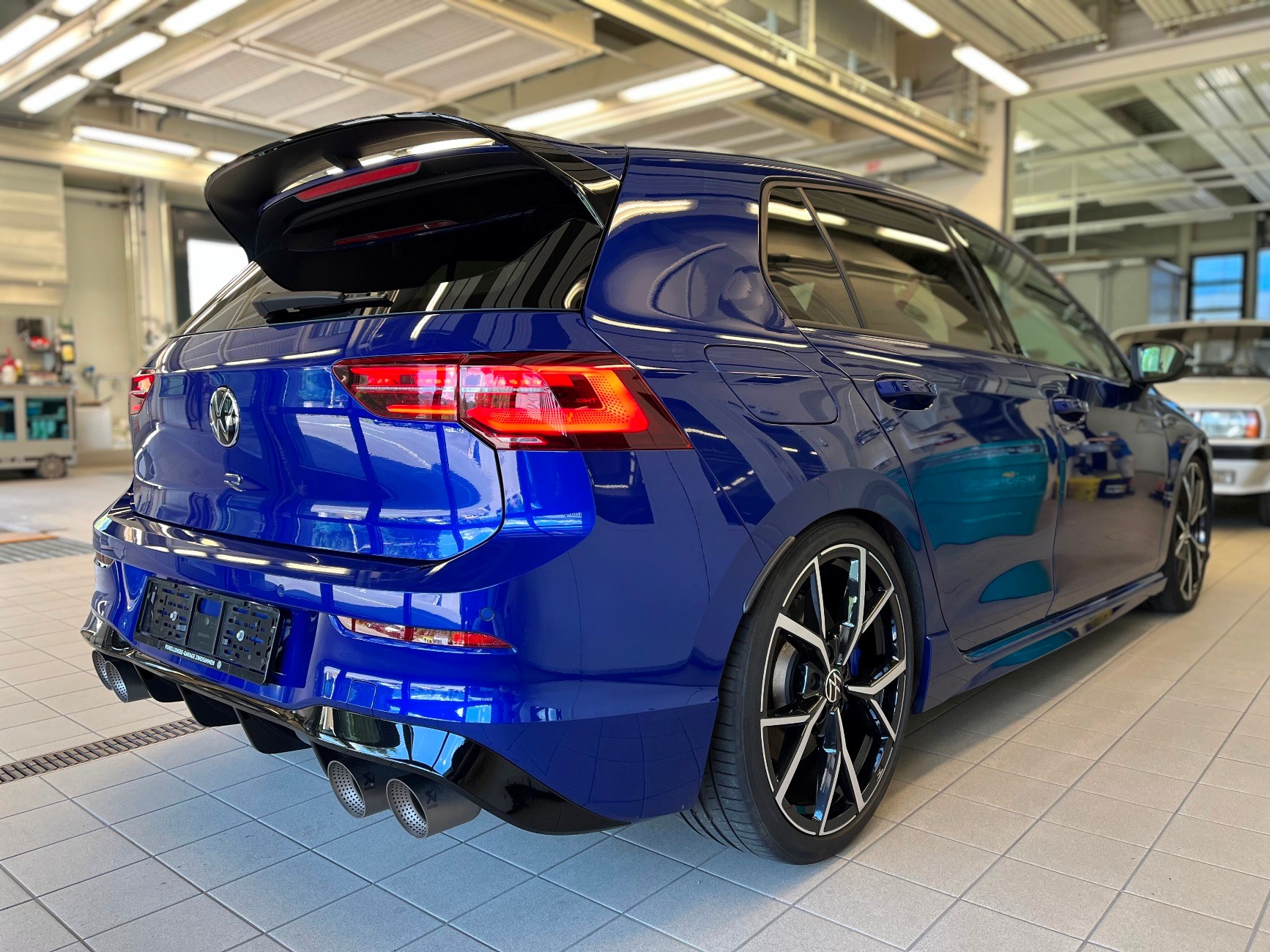 VW Golf 2.0 TSI R DSG 4Motion-image-4
