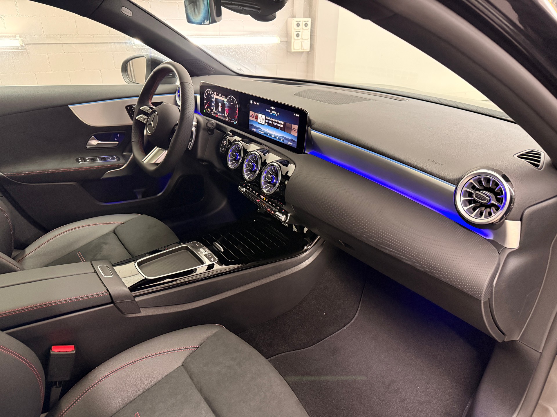 MERCEDES-BENZ A 250 4MATIC Kompaktlimousine-image-10