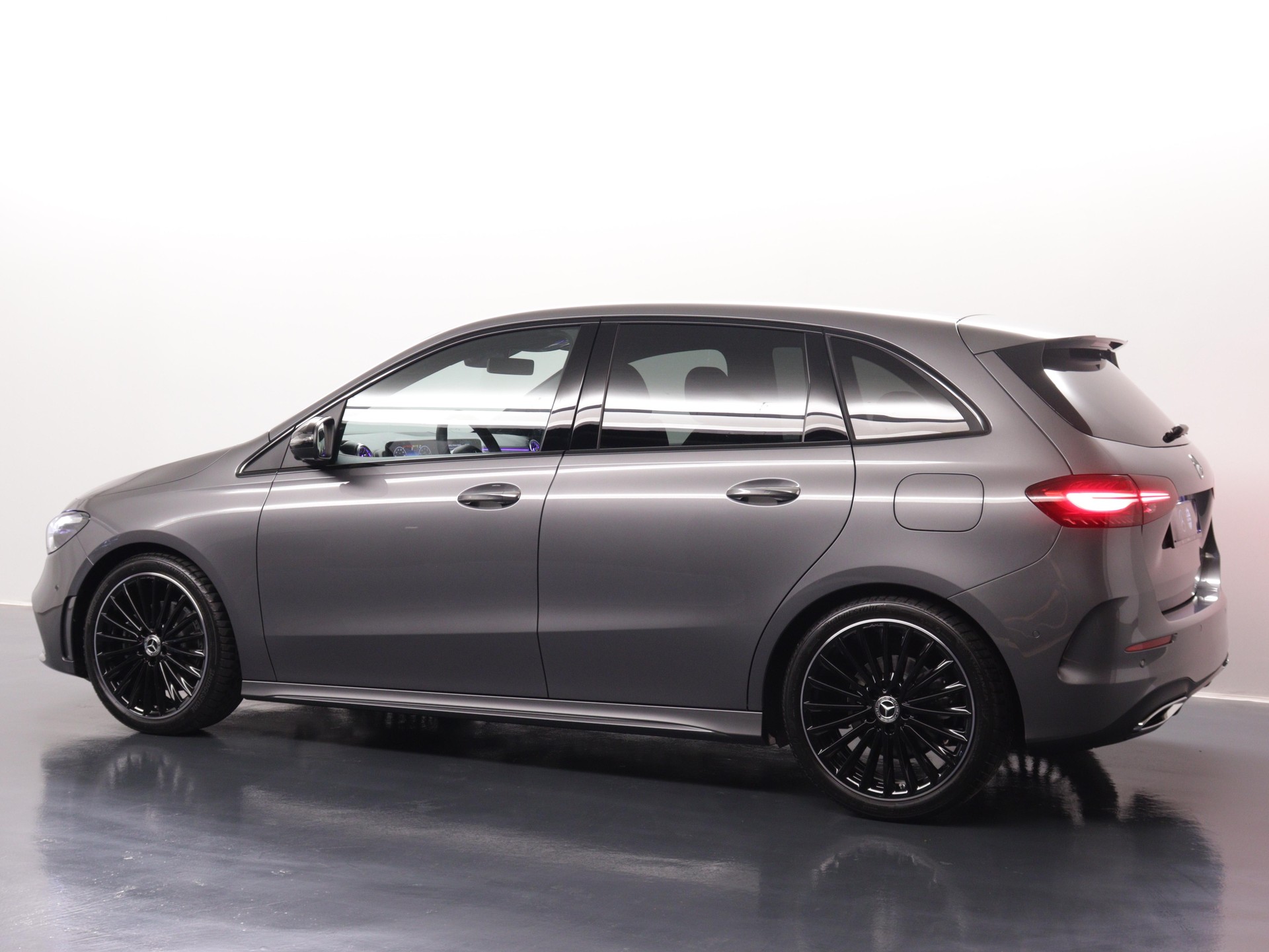 MERCEDES-BENZ B 200 AMG Line-showroom-element-3
