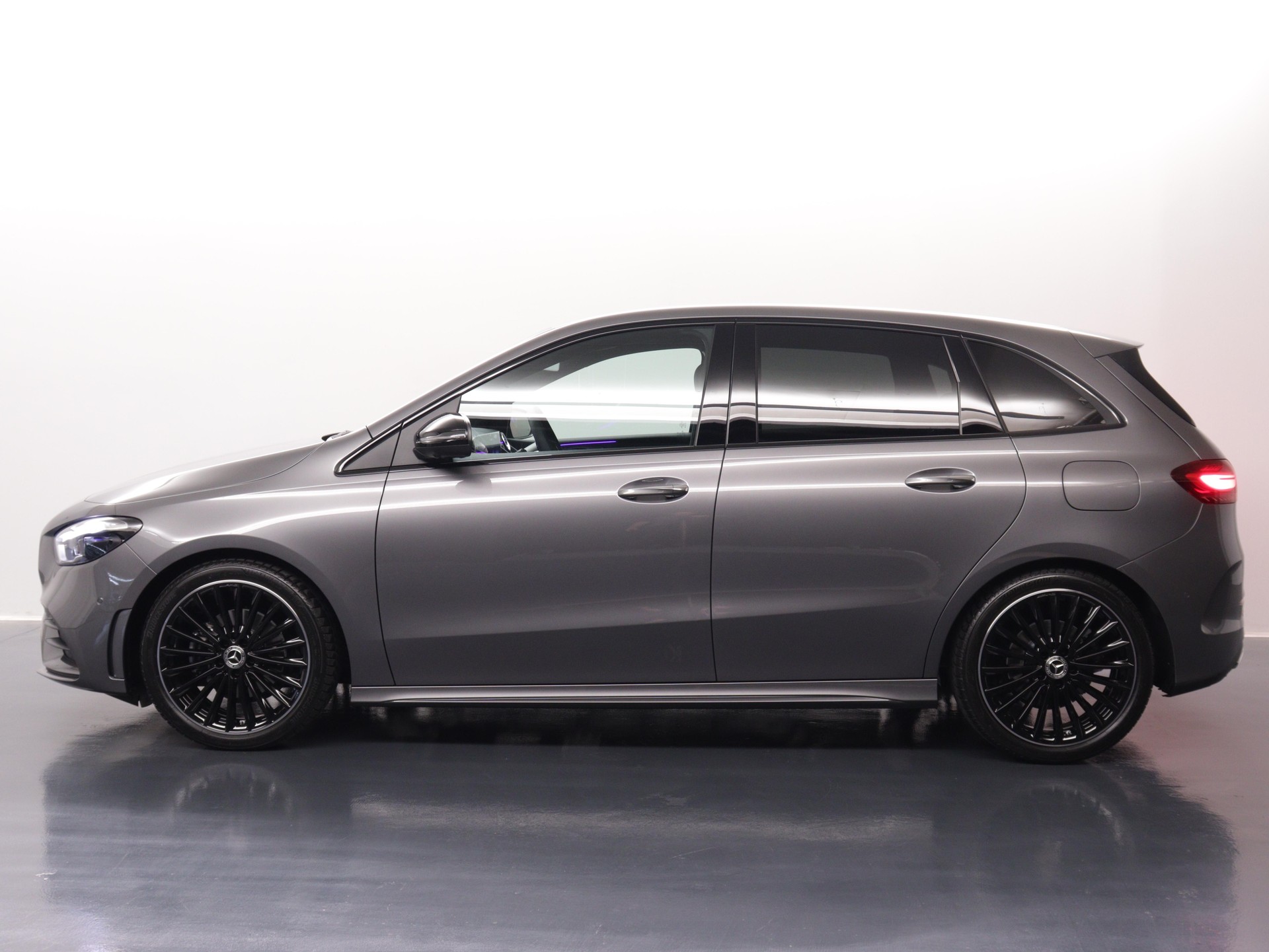 MERCEDES-BENZ B 200 AMG Line-showroom-element-2