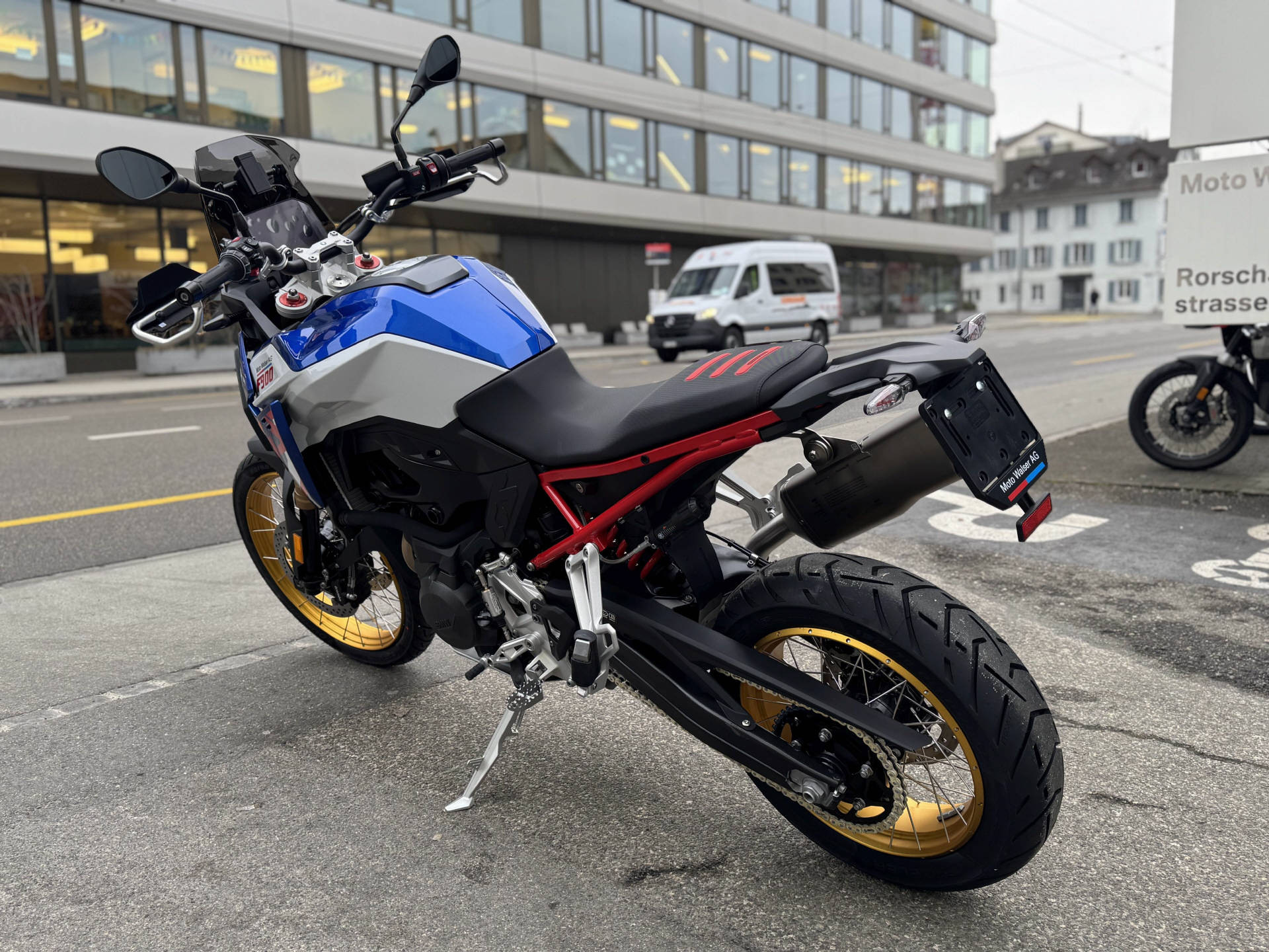 BMW F 900 GS-image-2