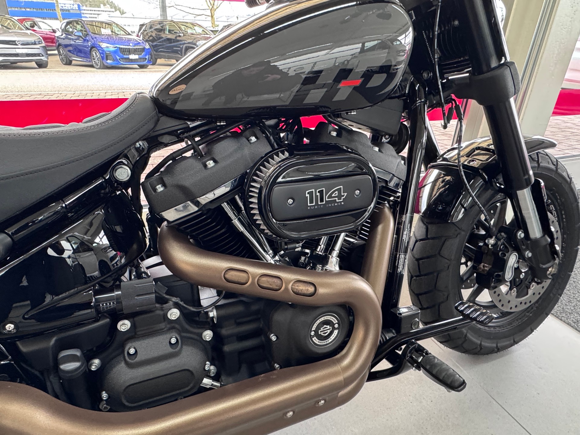HARLEY-DAVIDSON FXFBS Fat Bob 114+Heckumbau+spezielle Fussraster und Griffe+Auspuff in schwarz lackiert+Werksgarantie+sofort lieferbar+-image-7