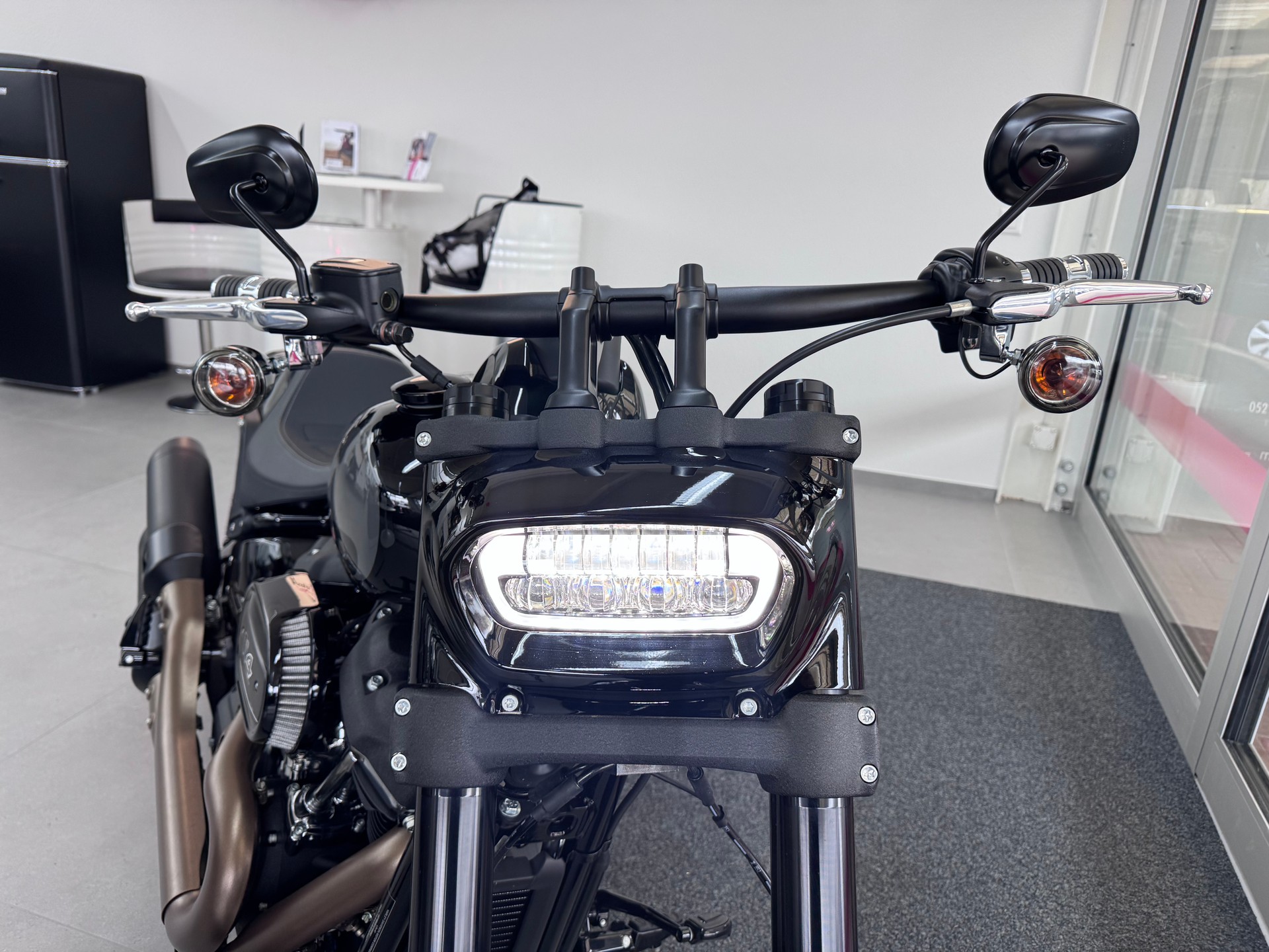 HARLEY-DAVIDSON FXFBS Fat Bob 114+Heckumbau+spezielle Fussraster und Griffe+Auspuff in schwarz lackiert+Werksgarantie+sofort lieferbar+-image-13