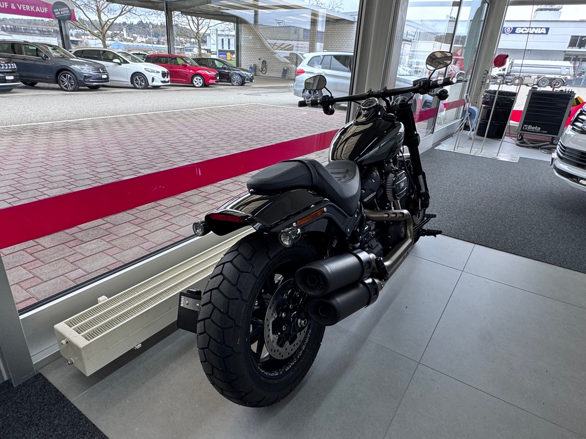 HARLEY-DAVIDSON FXFBS Fat Bob 114+Heckumbau+spezielle Fussraster und Griffe+Auspuff in schwarz lackiert+Werksgarantie+sofort lieferbar+-image-5