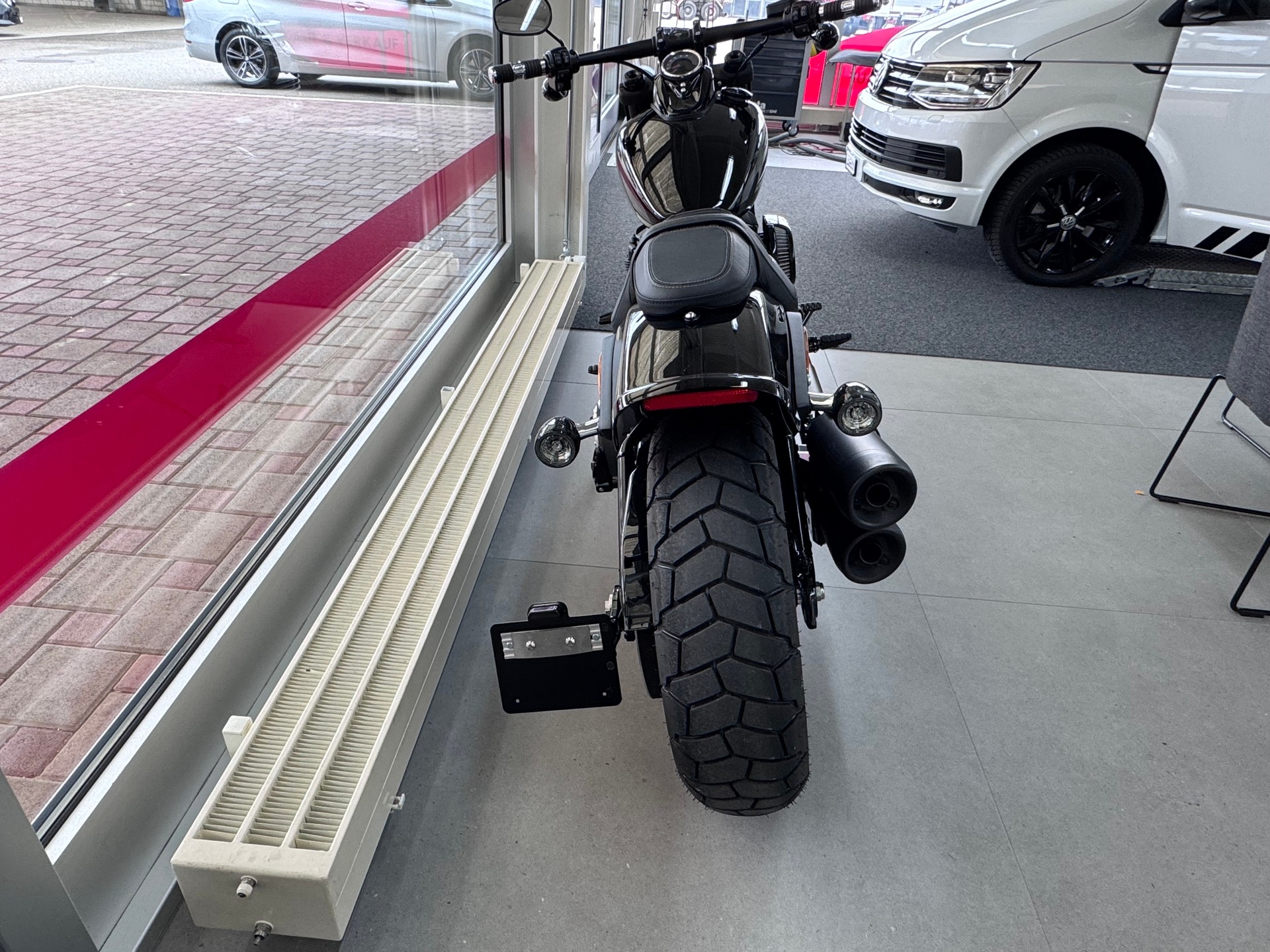 HARLEY-DAVIDSON FXFBS Fat Bob 114+Heckumbau+spezielle Fussraster und Griffe+Auspuff in schwarz lackiert+Werksgarantie+sofort lieferbar+-image-6